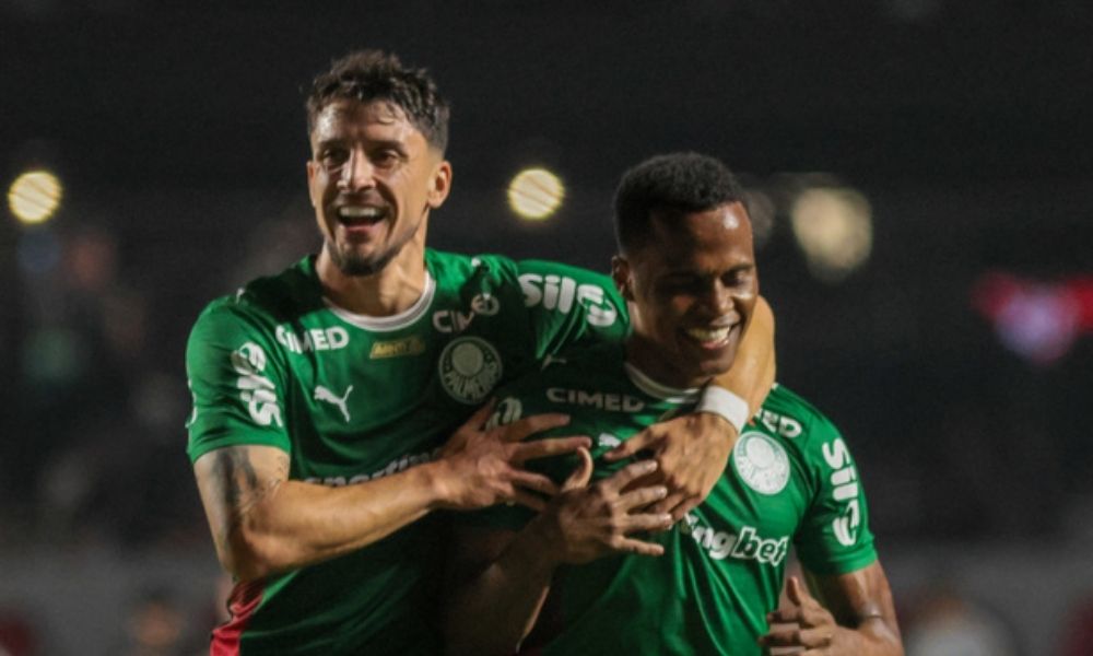 O **Palmeiras** consolidou sua posição de liderança no Campeonato Brasileiro ao vencer o **São Paulo** em um confronto decisivo. Com essa vitória, o time alviverde alcançou 19 pontos, isolando-se no topo da tabela do **Brasileirão**. Enquanto isso, o São Paulo permanece com 16 pontos, perdendo a oportunidade de se aproximar do rival na classificação. A partida entre Palmeiras e São Paulo foi marcada por uma intensa disputa, refletindo a tradicional rivalidade entre as duas equipes paulistas. O Palmeiras, jogando em casa, mostrou um desempenho sólido e eficiente, garantindo os três pontos que o colocaram em uma posição confortável na liderança do campeonato. A equipe alviverde tem demonstrado consistência ao longo da temporada, com um elenco bem entrosado e estratégias eficazes que têm sido fundamentais para seu sucesso. O técnico do Palmeiras tem sido um dos pilares dessa campanha vitoriosa. Sua capacidade de motivar o time e ajustar taticamente a equipe conforme necessário tem sido crucial. Sob sua liderança, o Palmeiras tem mostrado um futebol ofensivo e ao mesmo tempo equilibrado, com uma defesa sólida que tem sido difícil de ser superada pelos adversários. A vitória sobre o São Paulo é um reflexo dessa abordagem bem-sucedida. Por outro lado, o São Paulo, apesar de ter começado bem a temporada, encontrou dificuldades para manter o ritmo contra o Palmeiras. A equipe tricolor, que vinha de uma sequência positiva, não conseguiu superar a forte marcação e a eficiência do ataque palmeirense. O resultado deixou o São Paulo estacionado nos 16 pontos, o que representa um desafio para o time se quiser continuar na briga pelo título. O desempenho do Palmeiras no Campeonato Brasileiro até agora tem sido exemplar. Com um ataque poderoso e uma defesa bem estruturada, o time alviverde tem se destacado como um dos favoritos ao título. A vitória sobre o São Paulo não apenas consolidou sua liderança, mas também aumentou a confiança da equipe para os próximos desafios. A campanha do Palmeiras no Brasileirão é um exemplo de planejamento e execução bem-sucedidos. O clube investiu em jogadores de qualidade e em uma comissão técnica competente, o que tem se refletido nos resultados dentro de campo. A liderança isolada no campeonato é um indicativo de que o Palmeiras está no caminho certo para alcançar seus objetivos na temporada. Em resumo, a vitória do Palmeiras sobre o São Paulo foi um marco importante na atual edição do Campeonato Brasileiro. Com 19 pontos, o Palmeiras se isolou na liderança, enquanto o São Paulo, com 16 pontos, precisa se reorganizar para não perder contato com os líderes. A disputa pelo título ainda está aberta, mas o Palmeiras deu um passo significativo ao vencer um de seus principais rivais.