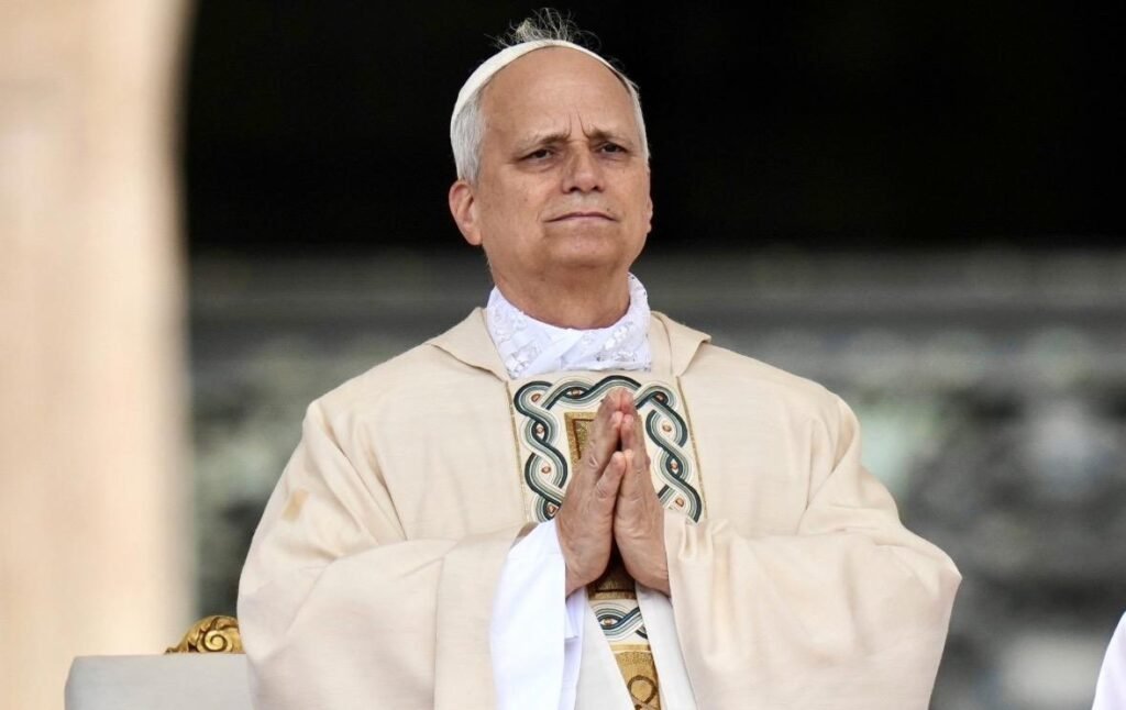 O que o Papa Leão 14 afirmou durante a missa de Domingo de Ramos? O Papa Leão 14 afirmou que Deus rejeita as orações de líderes que promovem guerras, destacando que Jesus, o "Rei da Paz", não justifica a violência. Por que a declaração do Papa é relevante para os católicos? A declaração é relevante pois reforça a mensagem de paz de Jesus, especialmente durante a Semana Santa, um período significativo para 1,4 bilhão de católicos. Qual é a posição do Papa sobre a guerra no Oriente Médio? O Papa Leão 14 classificou a guerra no Oriente Médio como "atroz" e lamentou o sofrimento dos cristãos na região devido ao conflito. Como a mensagem do Papa se relaciona com a figura de Jesus? O Papa destacou que Jesus escolheu a mansidão, mesmo diante da morte, e repreendeu a violência, reforçando sua imagem como "Rei da Paz". Qual foi a reação do Patriarcado Latino de Jerusalém à proibição da missa? O Patriarcado Latino de Jerusalém classificou a proibição da missa de Domingo de Ramos como um "grave precedente", em meio a tensões na Cidade Velha. Como a mensagem do Papa pode impactar líderes mundiais? A mensagem do Papa pode instigar líderes a refletirem sobre suas ações e a buscarem soluções pacíficas, em vez de recorrerem à guerra. Qual é a importância da Semana Santa para os católicos? A Semana Santa é um período de reflexão e celebração da paixão, morte e ressurreição de Jesus, central para a fé católica. Como a declaração do Papa pode influenciar a percepção pública sobre a guerra? A declaração pode aumentar a conscientização sobre os impactos negativos da guerra e promover um diálogo global em busca da paz. O que a declaração do Papa revela sobre a posição da Igreja Católica? Revela um compromisso contínuo com a promoção da paz e a rejeição da violência como meio de resolução de conflitos. Qual é o papel do Papa como líder espiritual em tempos de conflito? O Papa atua como uma voz moral, guiando os fiéis e líderes mundiais a buscarem a paz e a justiça em tempos de conflito. Como a mensagem do Papa se alinha com os ensinamentos de Jesus? A mensagem se alinha ao enfatizar a paz, a mansidão e a rejeição da violência, valores centrais nos ensinamentos de Jesus. Quais são as possíveis consequências da guerra para os cristãos no Oriente Médio? Os cristãos podem enfrentar perseguições, dificuldades para praticar sua fé e desafios para celebrar eventos religiosos importantes. Como a mensagem do Papa pode inspirar ações de paz? A mensagem pode inspirar indivíduos e comunidades a promoverem iniciativas de paz e reconciliação em suas próprias esferas de influência. Qual é a importância de líderes religiosos se posicionarem contra a guerra? Líderes religiosos têm influência moral significativa e podem mobilizar seguidores a adotarem posturas pacíficas e rejeitarem a violência. Como a declaração do Papa pode afetar o diálogo inter-religioso? Pode fortalecer o diálogo inter-religioso ao promover valores comuns de paz e cooperação entre diferentes tradições religiosas. O que a mensagem do Papa sugere sobre o uso da religião para justificar a guerra? Sugere que a religião não deve ser usada para justificar a guerra, mas sim para promover a paz e a compreensão mútua. Como a declaração do Papa pode influenciar a política internacional? Pode encorajar líderes a reconsiderarem suas políticas de guerra e a buscarem soluções diplomáticas para conflitos internacionais. Qual é o impacto potencial da mensagem do Papa na opinião pública global? A mensagem pode sensibilizar a opinião pública global sobre a importância da paz e a necessidade de rejeitar a violência como solução. Como a mensagem do Papa se relaciona com os desafios atuais no Oriente Médio? A mensagem destaca a urgência de resolver conflitos no Oriente Médio de forma pacífica, em meio a tensões e violência contínuas.