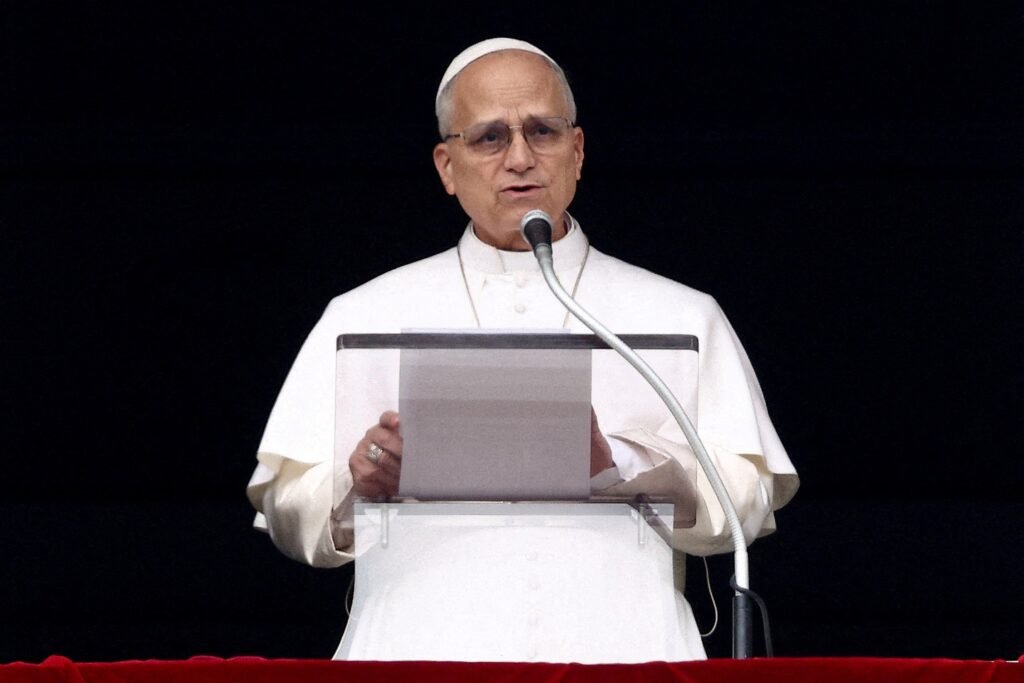 O que o Papa Leão XIV disse sobre líderes que promovem guerras? O Papa afirmou que Deus rejeita as orações de líderes que promovem conflitos, dizendo que suas mãos estão cheias de sangue. Por que o Papa Leão XIV criticou a guerra do Irã? Ele chamou o conflito de "atroz" e destacou que Jesus, o Rei da Paz, não pode ser usado para justificar guerras. Como o Papa Leão XIV relaciona Jesus com a paz? Leão XIV mencionou que Jesus rejeita a guerra e não ouve as orações de quem a promove, citando uma passagem bíblica. Qual foi a mensagem do Papa sobre a Semana Santa? Ele lamentou que cristãos no Oriente Médio possam não celebrar a Páscoa devido ao conflito. O que o Papa Leão XIV pediu em relação ao conflito? Ele pediu um cessar-fogo imediato e condenou os ataques aéreos indiscriminados. Como o Papa Leão XIV usou a Bíblia para reforçar sua mensagem? Ele citou uma passagem onde Jesus repreende a violência, mostrando que Deus rejeita a guerra. Qual foi a reação de autoridades dos EUA às críticas do Papa? Algumas autoridades usaram linguagem cristã para justificar ataques, contrastando com a mensagem de paz do Papa. Como o Papa Leão XIV descreveu a atitude de Jesus diante da violência? Ele destacou que Jesus não se armou nem lutou, revelando o rosto gentil de Deus que rejeita a violência.