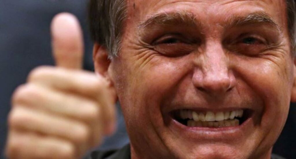 Um grupo de **178 deputados federais** apresentou ao **Supremo Tribunal Federal (STF)** um pedido para que o ex-presidente **Jair Bolsonaro** seja transferido para **prisão domiciliar**. A solicitação foi formalizada pelo deputado **Gustavo Gayer (PL-GO)**, que destacou a condição de saúde de Bolsonaro como um dos principais argumentos para a mudança de regime. Segundo a publicação, o estado de saúde do ex-presidente é descrito como "grave, progressivo e de múltiplas causas", o que justificaria a necessidade de cuidados especiais que poderiam ser melhor atendidos fora do ambiente prisional convencional. O documento protocolado no STF também conta com o apoio de outros parlamentares, como **Carlos Jordy (PL-RJ)** e **Nikolas Ferreira**, que reforçam a necessidade de considerar a saúde de Bolsonaro na decisão judicial. De acordo com o site, os deputados argumentam que a prisão domiciliar permitiria que o ex-presidente recebesse o tratamento médico adequado, preservando assim sua integridade física e garantindo que ele possa responder aos processos judiciais em condições de saúde mais estáveis. A iniciativa dos parlamentares reflete uma preocupação com as condições humanitárias de detenção, especialmente em casos onde a saúde do detido está em risco. A discussão sobre a transferência de Bolsonaro para prisão domiciliar levanta questões sobre o equilíbrio entre a aplicação da justiça e o respeito aos direitos humanos. Segundo a publicação, o pedido ao STF não apenas enfatiza a situação de saúde do ex-presidente, mas também busca sensibilizar a corte sobre a importância de se considerar fatores humanitários em decisões judiciais. Este caso específico destaca a complexidade de se lidar com figuras públicas em situações legais delicadas, onde aspectos legais e humanitários precisam ser cuidadosamente ponderados para garantir que a justiça seja feita de maneira justa e equitativa.