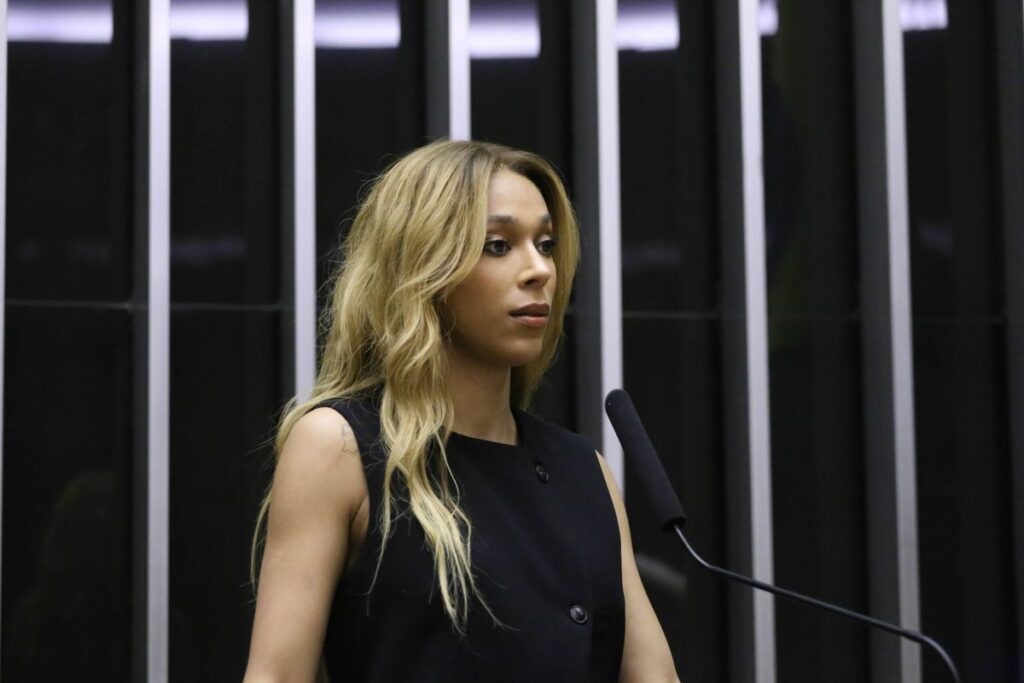 O **Partido Novo** protocolou um pedido de cassação contra a deputada **Erika Hilton**, alegando **misoginia**. A ação foi motivada por uma postagem feita por Hilton, que é uma deputada trans, sobre a presidência da **Comissão da Mulher**. Segundo a publicação, a representação foi apresentada após a parlamentar ter se manifestado de forma considerada inadequada em relação à liderança feminina na referida comissão. O Partido Novo argumenta que a atitude de Hilton foi desrespeitosa e que suas declarações não condizem com o comportamento esperado de um representante público. De acordo com o site, a postagem de Erika Hilton gerou controvérsia e debate nas redes sociais, com opiniões divididas sobre a interpretação de suas palavras. Enquanto alguns defendem que a deputada estava exercendo seu direito à liberdade de expressão, outros acreditam que suas declarações foram ofensivas e prejudiciais à imagem da Comissão da Mulher. O Partido Novo, ao protocolar o pedido de cassação, busca uma resposta institucional para o que considera uma violação dos princípios de respeito e igualdade de gênero. O caso levanta questões importantes sobre a representação e a inclusão de pessoas trans em espaços políticos, bem como sobre os limites da liberdade de expressão no contexto parlamentar. Segundo o site, a situação de Erika Hilton destaca a necessidade de um debate mais amplo sobre a convivência democrática e o respeito às diferenças dentro do cenário político brasileiro. A decisão sobre o pedido de cassação ainda está em andamento, e o desfecho poderá ter implicações significativas para a atuação de parlamentares em questões de gênero e diversidade.