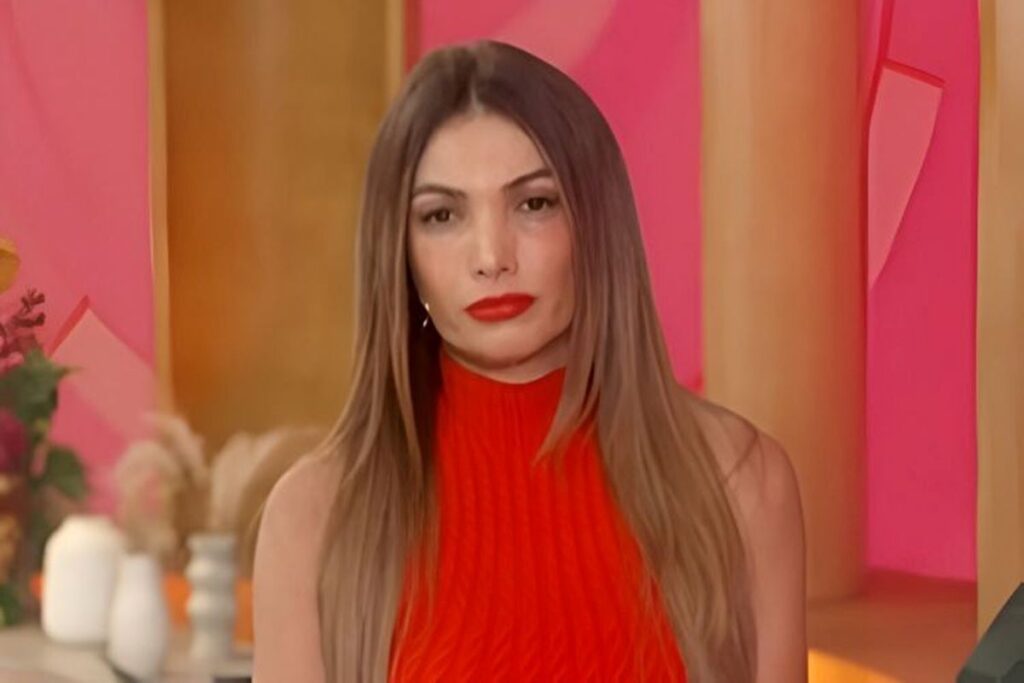 Durante o programa **Encontro** na TV Globo, a jornalista **Patrícia Poeta** protagonizou um momento curioso que rapidamente se tornou um assunto comentado nas redes sociais. Ao perguntar à plateia quem assistia a novelas, ela foi surpreendida pelo silêncio dos presentes. Este episódio remeteu ao famoso meme de **Maurício Mattar**, quando o ator fez uma pergunta semelhante e também não obteve resposta. Segundo a publicação do site Área VIP, a situação gerou repercussão imediata, destacando a interação inesperada entre a apresentadora e o público. O silêncio da plateia pode ser interpretado de várias maneiras. Segundo o site, uma das possibilidades é que o público presente no programa não se identificava como telespectador assíduo de novelas, ou talvez a pergunta tenha sido feita em um contexto que não favoreceu respostas espontâneas. Além disso, o episódio levanta questões sobre o atual consumo de novelas no Brasil, um país historicamente conhecido por sua produção de telenovelas de sucesso. A mudança nos hábitos de consumo de mídia, com o crescimento das plataformas de streaming, pode estar influenciando a forma como as pessoas assistem a esse tipo de conteúdo. Esse incidente também destaca a importância da interação entre apresentadores e plateia em programas de televisão ao vivo. A resposta, ou a falta dela, pode gerar momentos inesperados que rapidamente se tornam virais, como foi o caso. Segundo o site, a situação vivida por Patrícia Poeta no Encontro reflete não apenas a dinâmica do programa, mas também a evolução do comportamento do público em relação à televisão tradicional. Em um cenário midiático em constante transformação, momentos como esse oferecem uma visão sobre as preferências e tendências do público atual.