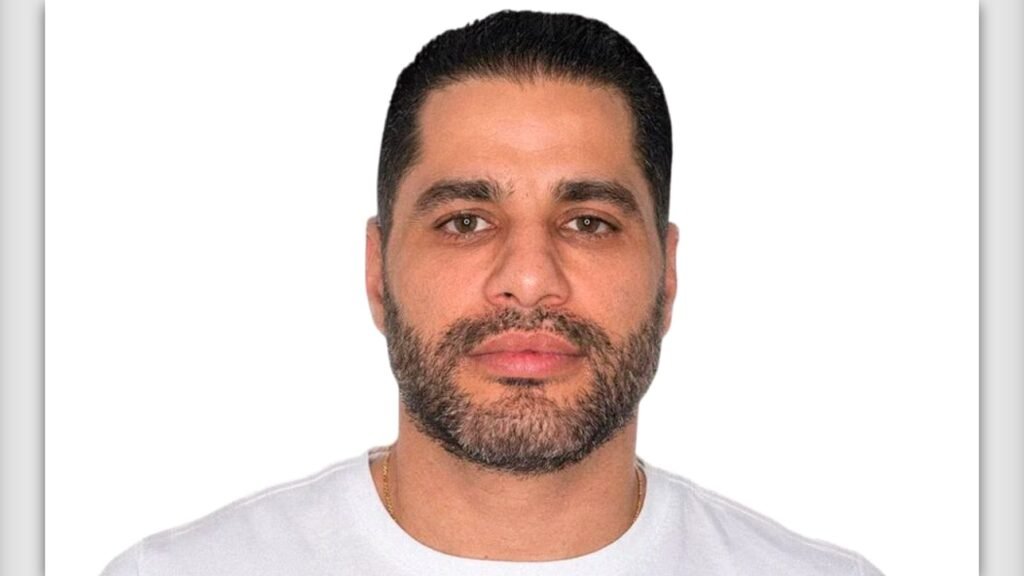 O **patrimônio de Luiz Phillipi Mourão**, conhecido como “**Sicário**”, experimentou um crescimento significativo nos últimos seis anos, atingindo a marca de **R$ 12 milhões**. Este aumento patrimonial, conforme dados enviados à **CPI do Crime Organizado** e divulgados pelo G1, é considerado incompatível com a renda declarada por Mourão à **Receita Federal**. A questão central gira em torno da origem dos recursos que permitiram tal expansão de bens. Como o patrimônio de Sicário cresceu de forma tão rápida? Segundo a publicação, os bens declarados por Mourão saltaram de **R$ 2,9 milhões em 2019** para **R$ 11,9 milhões em 2024**. Este crescimento acelerado levanta suspeitas, especialmente porque a maior parte do patrimônio está concentrada em uma coleção de **relógios de luxo**, avaliada em **R$ 6,7 milhões**, o que representa 57% do total. Quais são os itens mais valiosos da coleção de relógios? Entre os relógios, destaca-se um exemplar da marca suíça **Richard Mille**, declarado por **R$ 2 milhões**. A coleção inclui ainda outros dois relógios da mesma fabricante, avaliados em **R$ 1,2 milhão** e **R$ 1 milhão**, além de peças da **Patek Philippe**, estimadas em **R$ 900 mil** e **R$ 800 mil**, e quatro modelos da **Rolex**, que somam **R$ 892 mil**. Existem inconsistências nas declarações de patrimônio de Sicário? Sim, as inconsistências não se limitam à desproporção entre renda e patrimônio. Em 2024, por exemplo, Mourão declarou possuir bens no valor de **R$ 8,4 milhões**. No mesmo ano, adquiriu três relógios avaliados em **R$ 3,9 milhões**, mas registrou apenas **R$ 390 mil**, referentes às parcelas iniciais dos pagamentos. Isso elevou o valor efetivo do patrimônio para **R$ 11,9 milhões**. Houve alterações nos valores de bens já declarados? Sim, um apartamento em Belo Horizonte foi informado por **R$ 1 milhão** desde 2019, mas apareceu com valor reduzido para **R$ 550 mil** na declaração de 2021, antes de retornar ao valor original em 2022. Essa mudança impactou diretamente o total patrimonial informado em cada ano. Quais omissões foram identificadas nas declarações? A coleção de relógios, que somava **R$ 3,5 milhões**, não foi incluída na declaração referente a 2021, embora itens semelhantes apareçam nos anos anteriores e posteriores. A inclusão posterior desses bens em declarações retificadas contribuiu para elevar de forma expressiva o patrimônio declarado. Além dos relógios, quais outros bens Sicário possui? Mourão informou possuir cinco veículos, que juntos somam **R$ 1,6 milhão**. Entre eles estão uma **Land Rover** avaliada em **R$ 550 mil**, um **Audi Q8** de **R$ 538 mil**, duas **BMW X1** e um **Toyota Corolla**. Ao longo dos anos, outros veículos de alto padrão também passaram por suas declarações, incluindo modelos da **Mercedes-Benz**, **BMW** e **Audi**. Qual é a ligação de Sicário com atividades ilícitas? Relatórios da **Polícia Federal** citados nas investigações indicam que Mourão teria recebido cerca de **R$ 1 milhão por mês** de **Daniel Vorcaro** como pagamento por “serviços ilícitos”, valor que não aparece refletido nas declarações de renda enviadas à Receita. Sicário foi preso na terceira fase da **Operação Compliance Zero**, que apura fraudes no sistema financeiro. Sob custódia da Polícia Federal, ele atentou contra a própria vida e morreu no dia 6 de março. Essas informações destacam a complexidade do caso e a necessidade de uma investigação aprofundada para esclarecer a origem dos recursos que permitiram o crescimento patrimonial de Sicário.