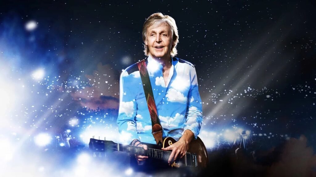 **Paul McCartney Anuncia Novo Disco Focado em Memórias do Passado** **Quem é Paul McCartney e qual é a importância de seu novo disco?** Paul McCartney, conhecido mundialmente como um dos membros fundadores dos Beatles, anunciou recentemente o lançamento de seu novo disco intitulado **The Boys of Dungeon Lane**. Este projeto é particularmente significativo porque, segundo a publicação da Revista Oeste, McCartney revisita memórias de sua juventude, oferecendo aos fãs uma visão mais íntima de suas experiências pessoais e artísticas. **Qual é o conceito por trás de The Boys of Dungeon Lane?** O conceito do álbum gira em torno das **memórias de McCartney** de sua formação em Liverpool. Em uma nota à imprensa, ele menciona que o disco é uma reflexão sobre os anos de sua juventude, incluindo momentos que ele nunca compartilhou antes. A música "Days We Left Behind", que inicia o álbum, encapsula essa ideia com a frase: “Revendo lembranças em preto e branco do meu passado.” **Por que McCartney escolheu revisitar suas memórias agora?** McCartney sempre teve uma inclinação para explorar seu passado em suas músicas. Em álbuns anteriores, como **New** e **Chaos and Creation in the Backyard**, ele já havia abordado temas de sua adolescência e o início da carreira com os Beatles. No entanto, ele afirma que este novo álbum traz à tona memórias inéditas. Ele reflete sobre a inevitabilidade de escrever sobre o passado, questionando: “como você pode escrever sobre algo que não seja isso?” **Qual é a inspiração por trás do título do álbum?** O título **The Boys of Dungeon Lane** é extraído da letra de "Days We Left Behind" e faz referência a uma rua próxima de onde McCartney cresceu. Ele explica que são "várias memórias de Liverpool", incluindo lembranças de John Lennon e da rua Forthlin, onde ele morava. Este local é emblemático, pois foi onde McCartney e Lennon compuseram sucessos como "I Saw Her Standing There". Hoje, a casa na Forthlin Road é um ponto turístico, reconhecido como “o local de nascimento dos Beatles”. **Como foi o processo de gravação do novo disco?** O processo de gravação de **The Boys of Dungeon Lane** começou há cinco anos, quando McCartney conheceu o produtor **Andrew Watt**. Watt, conhecido por revitalizar o som de artistas clássicos, colaborou com McCartney durante intervalos da turnê global **Got Back**, que incluiu passagens pelo Brasil. O álbum, que será lançado em 29 de maio, conta com 14 composições inéditas. **Quais são as características musicais do novo álbum?** De acordo com a assessoria de McCartney, o álbum é musicalmente eclético, explorando uma variedade de instrumentos e estilos. Ele incorpora o rock característico dos Wings, harmonias vocais reminiscentes dos Beatles, e o groove distinto de McCartney. Além disso, o disco promete uma intimidade sutil, com histórias conduzidas pela melodia e canções focadas em personagens. **O que podemos esperar do lançamento de The Boys of Dungeon Lane?** Com o lançamento de **The Boys of Dungeon Lane**, os fãs podem esperar uma jornada nostálgica através das memórias de Paul McCartney, enriquecida por sua vasta experiência musical. Este álbum não apenas celebra seu passado, mas também destaca sua contínua relevância e inovação no cenário musical contemporâneo.