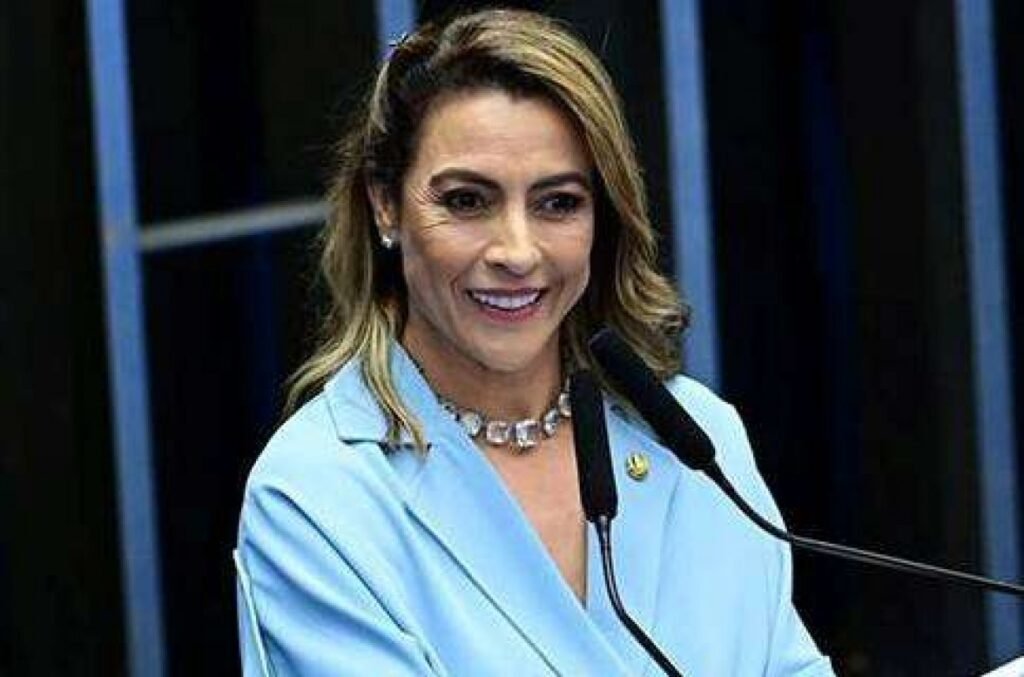 Qual foi a acusação feita por Lindbergh Farias e Soraya Thronicke? Lindbergh Farias e Soraya Thronicke acusaram o deputado Alfredo Gaspar de forma grave, gerando grande repercussão política e midiática. Por que o pedido de desculpas de Soraya não adianta mais? O pedido de desculpas é considerado tardio devido ao impacto já causado pela acusação, que gerou danos irreversíveis à imagem de Alfredo Gaspar. Qual foi a reação de Alfredo Gaspar às acusações? Alfredo Gaspar reagiu com indignação, afirmando que as acusações são infundadas e prejudiciais, exigindo uma retratação pública. Como o advogado Edilson Campos se posicionou sobre o caso? Edilson Campos, advogado, foi cirúrgico em sua explicação, destacando que o recuo não repara os danos já causados à reputação de seu cliente. Quais são as consequências políticas para Soraya Thronicke? Soraya Thronicke enfrenta críticas e questionamentos sobre sua credibilidade, o que pode afetar sua carreira política e apoio popular. O que motivou o recuo das acusações? O recuo ocorreu após a percepção de que as acusações não tinham fundamento sólido, levando a um reconhecimento tardio do erro cometido. Como a opinião pública reagiu ao caso? A opinião pública está dividida, com alguns apoiando Alfredo Gaspar e outros criticando a postura de Lindbergh e Soraya. Qual é o impacto desse caso na política brasileira? O caso ressalta a volatilidade política no Brasil, evidenciando como acusações precipitadas podem ter consequências duradouras. O que pode ser feito para evitar situações semelhantes no futuro? É crucial que políticos verifiquem informações antes de fazer acusações públicas, evitando danos à reputação e à confiança pública. Como a mídia influenciou a percepção do caso? A cobertura midiática amplificou o caso, influenciando a opinião pública e pressionando os envolvidos a se posicionarem rapidamente. Quais são os próximos passos para Alfredo Gaspar? Alfredo Gaspar busca limpar sua imagem, possivelmente tomando medidas legais contra os acusadores para reparar os danos sofridos. O que esse caso ensina sobre responsabilidade política? Destaca a importância da responsabilidade e cautela nas declarações públicas, essencial para manter a integridade e confiança política. Como a sociedade pode se proteger de informações falsas? A sociedade deve buscar fontes confiáveis e verificar informações antes de formar opiniões, promovendo um ambiente de diálogo informado. Qual é o papel dos advogados em casos de difamação política? Advogados são essenciais para defender a reputação de seus clientes, buscando justiça e reparação em casos de difamação. Como esse caso pode afetar futuras alianças políticas? Pode gerar desconfiança entre políticos, dificultando alianças e cooperação, além de influenciar estratégias eleitorais futuras. O que os eleitores esperam dos políticos após esse incidente? Eleitores esperam maior responsabilidade, transparência e compromisso com a verdade, reforçando a confiança no sistema político. Qual é a lição principal desse episódio para a política brasileira? A lição é que a integridade e a veracidade são fundamentais na política, e erros podem ter consequências duradouras e prejudiciais.