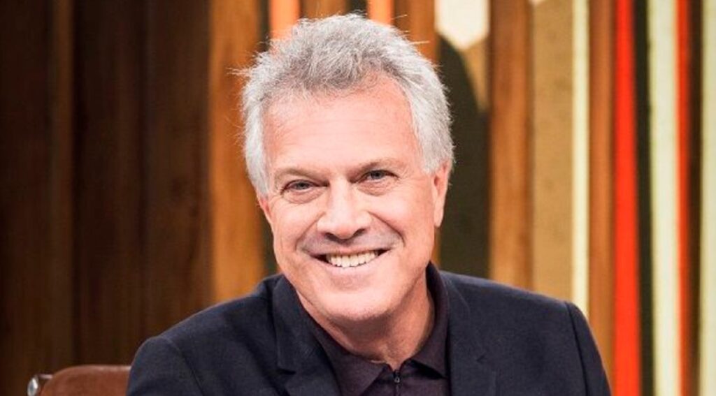 **Pedro Bial**, renomado jornalista e apresentador, pode estar prestes a retornar ao comando do **Big Brother Brasil** na grande final do **BBB26**. Segundo a publicação do site Área VIP, essa possibilidade tem gerado grande expectativa entre os fãs do programa, que lembram com carinho do período em que Bial esteve à frente do reality show. Durante anos, ele foi a figura central do programa, conhecido por suas crônicas poéticas e entrevistas marcantes com os participantes eliminados. A possível volta de Bial, mesmo que apenas para a final, é vista como um evento especial que promete trazer um toque de nostalgia e emoção para o público. Desde que deixou o comando do Big Brother Brasil, Pedro Bial tem se dedicado a outros projetos na televisão, incluindo o programa de entrevistas "Conversa com Bial". No entanto, sua ligação com o BBB permanece forte, e seu nome ainda é associado ao reality show que ajudou a consolidar no Brasil. Segundo o site Área VIP, a decisão de convidá-lo para a final do BBB26 pode ser uma estratégia da emissora para atrair uma audiência ainda maior, aproveitando a popularidade e o carisma do apresentador. A presença de Bial na final pode também servir como uma homenagem ao seu legado no programa, celebrando sua contribuição para o sucesso do formato no país. A possível participação de Pedro Bial na final do BBB26 destaca a importância de sua figura na história do programa. Durante sua trajetória no Big Brother Brasil, Bial se tornou uma referência para os telespectadores, conhecido por suas análises perspicazes e pela maneira única de conduzir as eliminações. Segundo a publicação, a expectativa é que sua presença na final traga um momento de celebração e reconhecimento, tanto para ele quanto para os fãs do reality. A volta de Bial, mesmo que temporária, reforça a conexão emocional que o público tem com o apresentador e com o próprio programa, marcando um momento especial na história do Big Brother Brasil.