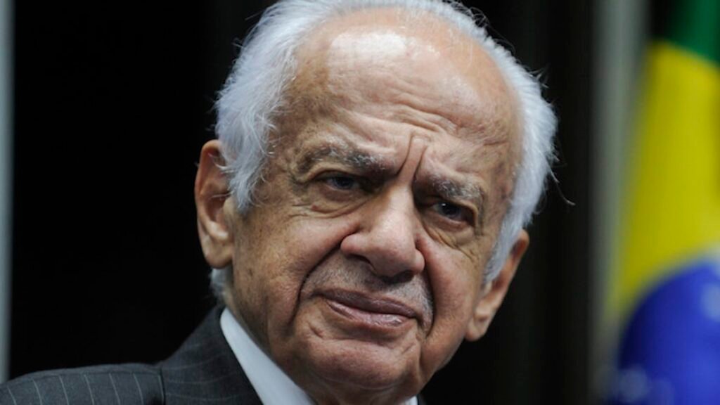 O ex-senador **Pedro Simon** afirmou que a prisão não seria inadequada para **Alexandre de Moraes**, ministro do Supremo Tribunal Federal (STF). Segundo a publicação do Poder360, Simon expressou sua opinião durante uma entrevista, destacando que o Brasil atravessa a "página mais triste" de sua história. Essa declaração reflete a insatisfação de Simon com a atuação de Moraes, que tem sido uma figura central em decisões judiciais controversas no país. Durante a entrevista, Simon criticou duramente o cenário político e jurídico atual do Brasil. Ele destacou que a atuação de algumas figuras do Judiciário, como Moraes, tem gerado divisões e tensões significativas na sociedade brasileira. Segundo o ex-senador, essas ações contribuem para um ambiente de instabilidade e desconfiança nas instituições democráticas. Simon, que tem uma longa trajetória política, expressou preocupação com o futuro do país, enfatizando a necessidade de um retorno aos valores democráticos e ao respeito pelas leis. A declaração de Simon ocorre em um contexto de crescente polarização política no Brasil, onde decisões judiciais têm frequentemente sido alvo de críticas por parte de diferentes setores da sociedade. Segundo o site Poder360, o ex-senador acredita que a situação atual exige uma reflexão profunda sobre o papel das instituições e a importância de garantir que todos os cidadãos, independentemente de sua posição, sejam responsabilizados por suas ações. A fala de Simon ressalta a importância de um Judiciário que atue de forma imparcial e em conformidade com os princípios democráticos, para assegurar a confiança pública e a estabilidade política no país.