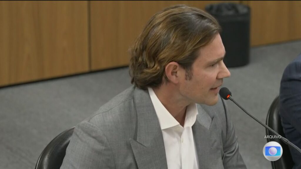 O **banqueiro Daniel Vorcaro**, dono do **Banco Master**, recebeu a visita de um de seus advogados na **Superintendência Regional da Polícia Federal** em Brasília pelo segundo dia consecutivo. Neste sábado, 21 de março, o advogado **Sérgio Leonardo** esteve com Vorcaro por cerca de uma hora. No dia anterior, sexta-feira, a visita também durou aproximadamente duas horas. Daniel Vorcaro foi transferido do presídio para a Superintendência da PF, onde está atualmente detido. A presença contínua do advogado Sérgio Leonardo destaca a importância do caso envolvendo Daniel Vorcaro, conhecido como **Caso Master**. Este caso tem atraído a atenção da mídia e do público devido à relevância do Banco Master no cenário financeiro. A transferência de Vorcaro para a Superintendência da PF sugere um desenvolvimento significativo nas investigações em curso. O **Banco Master** é uma instituição financeira de destaque, e seu proprietário, Daniel Vorcaro, tem um papel central nas operações do banco. A defesa de Vorcaro, liderada por Sérgio Leonardo, está empenhada em garantir que todos os procedimentos legais sejam seguidos rigorosamente. A presença do advogado na Superintendência da PF é um indicativo de que a defesa está ativamente envolvida na estratégia legal para proteger os interesses de Vorcaro. A transferência de Vorcaro do presídio para a Superintendência da PF pode estar relacionada a novas fases das investigações ou à necessidade de interrogatórios adicionais. A Polícia Federal, responsável por conduzir investigações de grande complexidade, está no centro desse processo, e a presença de Vorcaro em suas instalações sugere que o caso está em uma fase crítica. O **Caso Master** não apenas afeta Daniel Vorcaro, mas também tem implicações para o Banco Master e seus clientes. A situação exige atenção cuidadosa para garantir que as operações do banco não sejam prejudicadas e que a confiança dos clientes seja mantida. A defesa de Vorcaro está ciente dessas implicações e trabalha para minimizar qualquer impacto negativo. A continuidade das visitas do advogado Sérgio Leonardo indica que a defesa está monitorando de perto todos os aspectos do caso. A presença constante do advogado é fundamental para garantir que os direitos de Vorcaro sejam respeitados e que ele tenha acesso a uma defesa justa e eficaz. Em resumo, o **Caso Master** continua a se desenrolar com a presença ativa da defesa de Daniel Vorcaro na Superintendência da PF. As visitas consecutivas do advogado Sérgio Leonardo são um reflexo da seriedade com que o caso está sendo tratado e da complexidade das investigações em andamento. A situação permanece em evolução, e novos desenvolvimentos são aguardados à medida que o caso avança.