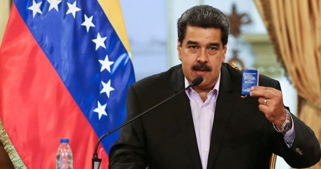 Por que Nicolás Maduro pediu diálogo e reconciliação? O perfil de Maduro pediu reconciliação e diálogo para consolidar a paz na Venezuela, após sua captura e audiências nos EUA. Qual foi a mensagem principal de Maduro nas redes sociais? Ele destacou a importância da unidade nacional, reconciliação e respeito como caminho para o bem da pátria. Como Maduro e sua esposa, Cilia Flores, estão lidando com a situação? Eles afirmaram estar bem, firmes e em constante oração, agradecendo o apoio dos seguidores. Por que a mensagem de Maduro é considerada incomum? É incomum porque foi divulgada após sua prisão em Nova York, algo raro desde então. Quais são as acusações contra Maduro e Flores nos EUA? Eles são acusados de tráfico de drogas e porte ilegal de armas, acusações que negam. Como foi a primeira audiência judicial de Maduro em Nova York? Na primeira audiência, em 5 de janeiro, Maduro e Flores se declararam inocentes. O que aconteceu na segunda audiência judicial de Maduro? Os advogados pediram o arquivamento do caso, mas o juiz rejeitou e prometeu decidir sobre os honorários. Por que Maduro e Flores querem que o governo venezuelano pague seus advogados? Eles afirmam não ter recursos para cobrir os custos legais e pedem que o governo pague. Qual é a posição do juiz Alvin K. Hellerstein sobre o caso? Ele rejeitou o pedido de arquivamento e decidirá em breve sobre o pagamento dos honorários. Como Maduro descreveu o apoio de seus seguidores? Ele expressou admiração pela unidade e solidariedade do povo venezuelano, dentro e fora do país. Qual é a importância do apoio popular para Maduro? O apoio popular é visto como uma fonte de força moral e compromisso com valores elevados. Como a situação de Maduro afeta a política venezuelana? A situação pode influenciar a estabilidade política e as relações internacionais da Venezuela. Quais são as possíveis consequências das acusações para Maduro? Se condenado, Maduro pode enfrentar penas severas, impactando seu futuro político. Como a comunidade internacional vê o caso de Maduro? O caso é observado de perto, com implicações para as relações diplomáticas e políticas regionais. O que o futuro reserva para Maduro e Flores? O futuro é incerto, dependendo das decisões judiciais e do apoio contínuo de seus seguidores. Como o povo venezuelano está reagindo à situação? O povo demonstra solidariedade e unidade, mas também enfrenta desafios econômicos e sociais. Quais são os desafios atuais da Venezuela? A Venezuela enfrenta desafios econômicos, políticos e sociais, exacerbados pela situação de Maduro. Como a mensagem de Maduro pode impactar a sociedade venezuelana? A mensagem pode promover diálogo e reconciliação, mas também gera debates sobre liderança e justiça. O que a situação de Maduro revela sobre a política internacional? Revela tensões diplomáticas e a complexidade das relações entre Venezuela e EUA. Como a situação de Maduro pode evoluir nos próximos meses? Dependerá das decisões judiciais, apoio popular e dinâmicas políticas internas e externas.