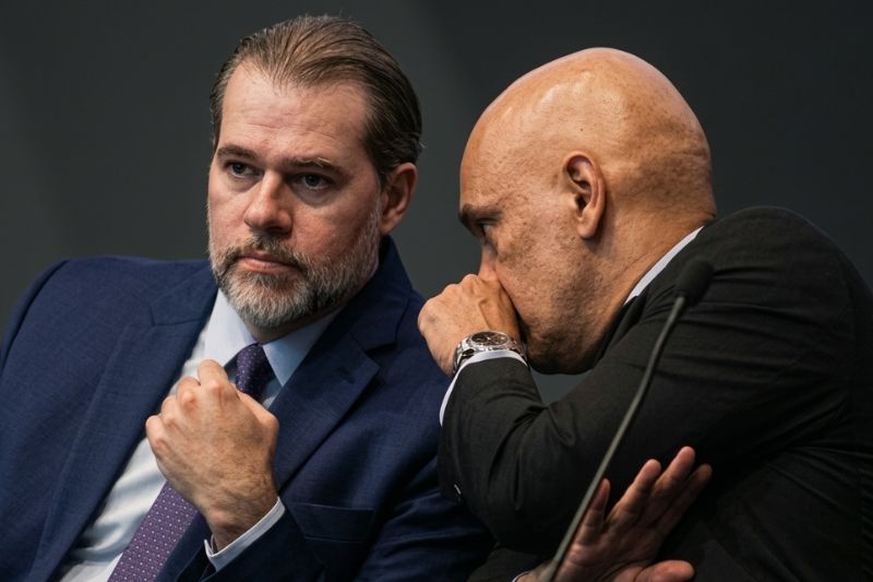 A **pesquisa AtlasIntel**, divulgada recentemente, revela um cenário preocupante para o **Supremo Tribunal Federal (STF)** no Brasil. Segundo a publicação, 60% dos brasileiros afirmam não confiar no STF e em seus ministros. Este dado representa um aumento significativo de quase 9 pontos percentuais em relação a agosto de 2025, quando a desconfiança já era alta, atingindo 51,3%. Apenas 34% dos entrevistados disseram confiar na Corte, enquanto 6% não souberam responder. Este recorde negativo destaca um colapso na credibilidade da instituição, que desempenha um papel crucial na manutenção do equilíbrio democrático no país. O aumento da desconfiança no STF pode ser atribuído a diversos fatores, conforme apontado por especialistas. Segundo o site Poder Nacional, a percepção pública sobre decisões controversas e a atuação dos ministros em casos de grande repercussão têm contribuído para essa crescente desconfiança. Além disso, a politização do Judiciário e a exposição midiática dos julgamentos podem ter influenciado a opinião pública, levando a um questionamento mais intenso sobre a imparcialidade e a eficácia da Corte. Este cenário é preocupante, pois a confiança nas instituições judiciais é fundamental para a estabilidade e a legitimidade do sistema democrático. Diante desse contexto, é essencial que o STF adote medidas para reconquistar a confiança da população. Segundo a publicação, a transparência nas decisões e a comunicação clara com o público são passos importantes para reverter essa tendência de desconfiança. Além disso, promover um diálogo aberto com a sociedade e reforçar o compromisso com a imparcialidade e a justiça pode ajudar a restaurar a credibilidade da instituição. O fortalecimento da confiança no STF é vital para garantir que ele continue a desempenhar seu papel constitucional de forma eficaz, assegurando o equilíbrio entre os poderes e a proteção dos direitos fundamentais dos cidadãos.