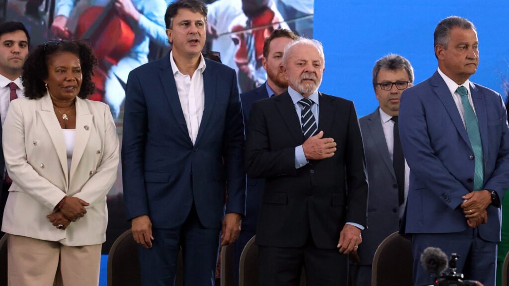 **Qual grupo político está mais associado ao escândalo do Banco Master?** Essa é a pergunta que a pesquisa AtlasIntel, em parceria com a Bloomberg, buscou responder. Segundo a publicação, o instituto questionou os entrevistados sobre qual grupo político estaria mais envolvido no esquema de fraudes financeiras: **lulistas**, **bolsonaristas** ou o **centrão**. **Quais foram os resultados da pesquisa?** De acordo com os dados divulgados, 39,5% dos entrevistados acreditam que os **aliados de Lula** são os principais envolvidos no esquema de fraudes financeiras que levou Daniel Vorcaro, dono do Banco Master, à prisão. Por outro lado, 28,3% dos participantes apontaram os **aliados de Bolsonaro** como os principais envolvidos. Além disso, 14,6% dos entrevistados veem o mundo político brasileiro como um todo implicado, sem destacar um grupo específico, enquanto 12,9% identificaram o **centrão** como o principal envolvido. **Qual é a margem de erro da pesquisa?** A pesquisa ouviu 5.028 pessoas entre os dias 18 e 23 de março e possui uma margem de erro de um ponto percentual para mais ou para menos. **O que torna o escândalo do Banco Master ecumênico?** Segundo a publicação, o escândalo é considerado ecumênico porque Daniel Vorcaro, enquanto administrava seu banco de forma irresponsável, buscou se proteger cultivando conexões nos três Poderes: Executivo, Legislativo e Judiciário. Ele não se guiava por ideologia, mas sim pela expectativa de influência e controle. **Como os petistas estão reagindo ao escândalo?** Os petistas tentam associar o escândalo ao grupo de Jair Bolsonaro, destacando doações feitas por Fabiano Zettel, cunhado de Vorcaro, às campanhas de Bolsonaro e Tarcísio de Freitas em 2022. No entanto, Vorcaro também contratou aliados de Lula, como os ex-ministros Ricardo Lewandowski e Guido Mantega, e se reuniu com o presidente fora da agenda oficial. Há ainda suspeitas envolvendo o PT da Bahia no caso. **Qual é o envolvimento do STF no escândalo?** As investigações da Polícia Federal indicam que Vorcaro desenvolveu uma linha direta com o ministro do Supremo Tribunal Federal (STF) Alexandre de Moraes, que é tratado por Lula como aliado no contexto do julgamento da trama golpista que levou Bolsonaro à prisão. A pesquisa Latam Pulse revelou que 47% dos brasileiros enxergam o STF como "totalmente envolvido" no escândalo do Master. Além disso, uma pesquisa anterior do Meio/Ideia já havia indicado uma queda no prestígio do Supremo devido a esse caso, que também envolve os ministros Dias Toffoli e Nunes Marques. **O Banco Master é de esquerda ou direita?** Essa é uma questão que gera debate, pois, como mencionado, Vorcaro não se guiava por ideologia, mas sim por interesses de influência e controle. Portanto, o banco não pode ser facilmente categorizado como de esquerda ou direita, já que suas conexões políticas abrangem diferentes espectros. Em resumo, o escândalo do Banco Master envolve uma complexa rede de conexões políticas que transcendem divisões ideológicas tradicionais, refletindo a natureza multifacetada do cenário político brasileiro.