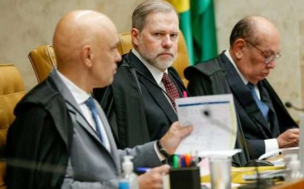 Uma recente **pesquisa de opinião pública** realizada pelo instituto AtlasIntel trouxe à tona a percepção dos brasileiros sobre os ministros do Supremo Tribunal Federal (STF). Segundo a publicação, o estudo buscou medir o grau de confiança da população na Suprema Corte e identificar quais ministros são vistos de forma menos favorável. De acordo com os dados divulgados, cerca de **60% dos entrevistados** expressaram desconfiança em relação ao STF, refletindo uma preocupação significativa com a atuação dos ministros. A pesquisa destacou quatro ministros que se destacaram negativamente, sendo considerados os mais rejeitados pela população. No desenvolvimento da pesquisa, o instituto AtlasIntel procurou entender os fatores que contribuem para a baixa confiança no STF. Segundo o site, questões como decisões controversas, percepções de parcialidade e a politização do judiciário foram apontadas como principais motivos para a insatisfação popular. A pesquisa revelou que a percepção negativa não se limita a um único ministro, mas é um sentimento generalizado que afeta a imagem da instituição como um todo. No entanto, quatro ministros foram particularmente mencionados como os mais impopulares, refletindo uma crítica mais acentuada em relação às suas atuações. O impacto dessa percepção negativa sobre o STF é significativo, pois a confiança nas instituições judiciais é fundamental para a estabilidade democrática. Segundo a publicação, a pesquisa do AtlasIntel serve como um alerta para a necessidade de maior transparência e imparcialidade nas decisões judiciais, a fim de restaurar a confiança pública. A rejeição expressa na pesquisa destaca a importância de um diálogo contínuo entre a sociedade e o judiciário, visando fortalecer a credibilidade da Suprema Corte e assegurar que ela cumpra seu papel de guardiã da Constituição de maneira justa e equitativa.