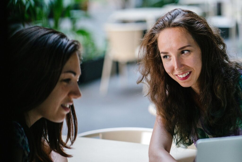 Evitar o **contato visual** durante uma conversa é um comportamento que pode ser observado em muitas pessoas e, frequentemente, levanta questionamentos sobre suas causas e significados. A **psicologia** oferece diversas explicações para esse fenômeno, que pode estar enraizado em condições emocionais e psicológicas complexas. Entre as razões mais comuns estão a **timidez**, alguns **transtornos de personalidade** e o **autismo**. Além disso, esse comportamento pode ser resultado de padrões aprendidos durante a **infância**. É importante ressaltar que evitar olhar nos olhos não é necessariamente um sinal de falsidade ou desinteresse, mas sim um reflexo de uma complexidade emocional que merece uma análise cuidadosa e contextual. A **timidez** é uma das razões mais frequentes para o desvio do olhar. Pessoas tímidas podem sentir-se desconfortáveis ou vulneráveis ao manter contato visual direto, o que pode aumentar sua ansiedade em situações sociais. Esse desconforto pode ser exacerbado em interações com desconhecidos ou em ambientes desconhecidos, onde a pressão para causar uma boa impressão é maior. Assim, o desvio do olhar serve como um mecanismo de defesa para proteger-se de sentimentos de exposição excessiva. Em alguns casos, evitar o contato visual pode estar relacionado a **transtornos de personalidade**. Indivíduos com transtorno de personalidade esquiva, por exemplo, podem evitar olhar nos olhos devido a um medo intenso de rejeição ou crítica. Para essas pessoas, o contato visual pode ser percebido como uma ameaça, desencadeando sentimentos de inadequação e ansiedade. Da mesma forma, pessoas com transtorno de personalidade esquizotípica podem evitar o contato visual devido a dificuldades em interpretar sinais sociais e emocionais, o que pode tornar as interações sociais desafiadoras. O **autismo** é outra condição frequentemente associada à evasão do contato visual. Indivíduos no espectro autista podem ter dificuldade em processar estímulos sociais e emocionais, tornando o contato visual uma experiência avassaladora. Para muitos, olhar nos olhos de outra pessoa pode ser sensorialmente sobrecarregante, levando-os a desviar o olhar para se concentrar melhor na conversa sem o peso adicional do estímulo visual. Além das condições psicológicas, os padrões aprendidos na **infância** também desempenham um papel significativo. Crianças que crescem em ambientes onde o contato visual não é incentivado ou é desencorajado podem internalizar esse comportamento como norma. Em algumas culturas, por exemplo, evitar o contato visual é um sinal de respeito ou submissão, e essas normas culturais podem influenciar o comportamento ao longo da vida. É crucial entender que o desvio do olhar não deve ser interpretado automaticamente como desinteresse ou desonestidade. Muitas vezes, é uma resposta a fatores emocionais e psicológicos complexos que exigem uma análise contextual. Ao interagir com alguém que evita o contato visual, é importante considerar o contexto e as possíveis razões subjacentes para esse comportamento, em vez de tirar conclusões precipitadas. Em resumo, evitar olhar nos olhos ao falar pode ter múltiplas causas, desde condições emocionais e psicológicas, como a timidez e o autismo, até padrões aprendidos na infância. Compreender essas nuances é essencial para interpretar corretamente o comportamento e responder de maneira empática e informada.