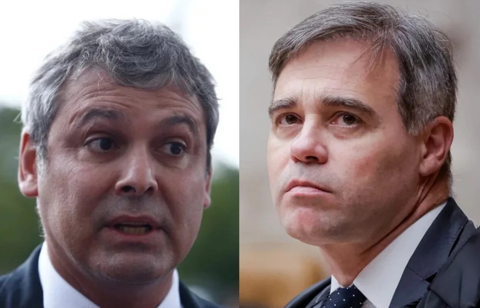 Lideranças petistas e influenciadores de esquerda iniciaram uma **ofensiva** contra o ministro **André Mendonça** do Supremo Tribunal Federal (STF). A ação foi motivada por uma decisão do magistrado que, segundo os críticos, teria como objetivo proteger o senador **Flávio Bolsonaro** (PL). A controvérsia surgiu após Mendonça proibir o acesso de deputados e senadores à sala onde estão armazenados os documentos recebidos pela Comissão Parlamentar Mista de Inquérito (CPMI) do INSS, que são relacionados a **Daniel Vorcaro**. Segundo a publicação do site Poder Nacional, essa decisão gerou uma série de manifestações públicas por parte de parlamentares do PT, que questionaram a imparcialidade do ministro. Nos dias que se seguiram à decisão, diversos parlamentares do PT expressaram suas preocupações sobre a transparência e a justiça do processo. Eles argumentam que a restrição de acesso aos documentos compromete a capacidade de fiscalização dos parlamentares e, consequentemente, a própria essência da CPMI. Segundo o site Poder Nacional, os petistas acreditam que a decisão de Mendonça está diretamente ligada ao surgimento de informações potencialmente prejudiciais ao senador Flávio Bolsonaro, o que levanta suspeitas sobre a motivação do magistrado. Essa situação intensificou o debate sobre a independência dos poderes e a necessidade de garantir que todos os envolvidos em investigações tenham acesso igualitário às informações. A ofensiva contra André Mendonça também se estendeu às redes sociais, onde influenciadores de esquerda amplificaram as críticas ao ministro. Segundo a publicação, essas vozes destacam a importância de manter a integridade das investigações e a confiança nas instituições democráticas. A decisão de Mendonça é vista como um possível obstáculo à transparência, e os críticos pedem uma revisão urgente para assegurar que todos os documentos relevantes sejam acessíveis aos parlamentares. A situação continua a evoluir, com a expectativa de que novos desdobramentos possam ocorrer à medida que mais informações venham à tona.