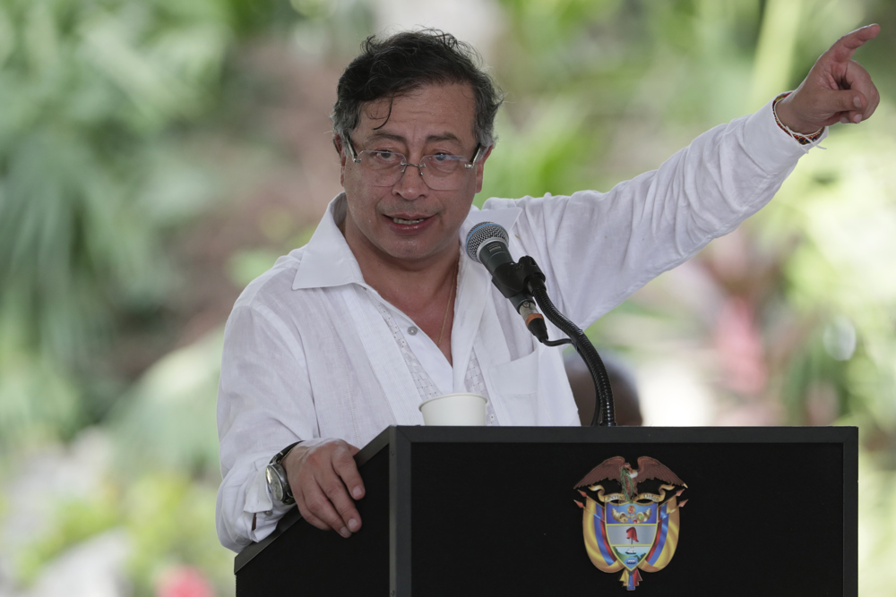 O presidente colombiano, **Gustavo Petro**, afirmou que o **Equador** realizou um bombardeio em território colombiano, resultando na morte de 27 pessoas. Segundo a publicação, os corpos das vítimas foram encontrados carbonizados, e uma bomba foi localizada em uma comunidade próxima à fronteira entre os dois países. Essa acusação gerou tensões diplomáticas significativas entre as nações vizinhas, com o presidente equatoriano, **Daniel Noboa**, negando qualquer ação militar em território colombiano. A situação destaca a fragilidade das relações fronteiriças e a complexidade dos conflitos regionais na América do Sul. De acordo com o site, a descoberta dos corpos e da bomba ocorreu em uma área sensível, onde frequentemente ocorrem confrontos entre grupos armados ilegais e forças de segurança. A região é conhecida por ser um corredor estratégico para o tráfico de drogas e outras atividades ilícitas, o que aumenta a tensão entre os países. A acusação de Petro intensifica a necessidade de uma investigação internacional para esclarecer os eventos e determinar responsabilidades. Enquanto isso, a negação de Noboa sugere que o Equador está preocupado com as implicações diplomáticas e políticas de tal acusação, buscando evitar um conflito aberto com a Colômbia. A situação atual ressalta a importância de mecanismos de cooperação e diálogo entre os países sul-americanos para resolver disputas fronteiriças e combater atividades ilegais. Segundo a publicação, a comunidade internacional pode desempenhar um papel crucial na mediação do conflito, promovendo a paz e a estabilidade na região. A acusação de bombardeio e a subsequente negação destacam a necessidade urgente de fortalecer as relações diplomáticas e de segurança entre a Colômbia e o Equador, garantindo que incidentes semelhantes não ocorram no futuro.