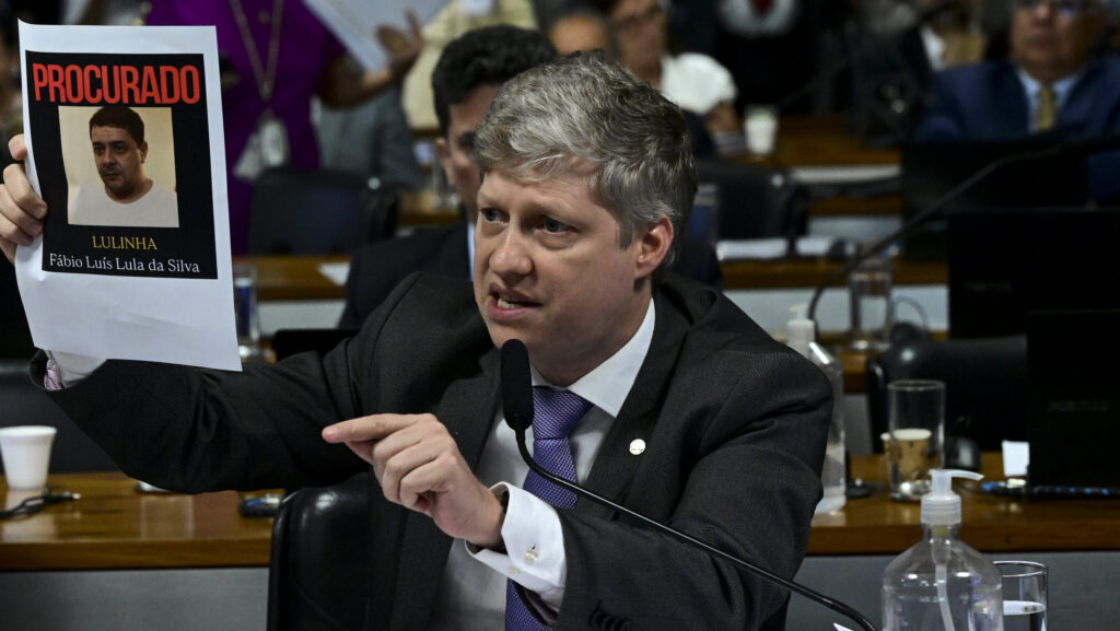 A **Polícia Federal** (PF) identificou um potencial risco de evasão do país por parte de **Fábio Luís Lula da Silva**, conhecido como Lulinha, conforme relatado ao **Supremo Tribunal Federal** (STF). Esta preocupação surge em meio ao avanço das investigações sobre supostas fraudes no **Instituto Nacional do Seguro Social** (INSS). Segundo a publicação de "O Antagonista", a avaliação da PF foi formalizada em um relatório encaminhado à Corte, destacando a possibilidade de Lulinha tentar deixar o Brasil em resposta ao progresso das investigações. O relatório da PF, conforme mencionado pela fonte, detalha a preocupação dos investigadores com uma possível mudança de comportamento de Lulinha, que poderia indicar uma tentativa de evitar as consequências legais das investigações em curso. A análise da PF sugere que, diante da gravidade das acusações e do potencial impacto das investigações, Lulinha poderia considerar a evasão como uma alternativa para escapar de um eventual processo judicial. Este cenário é considerado crítico, pois poderia comprometer a eficácia das investigações e a aplicação da justiça. Além disso, a situação de Lulinha é acompanhada de perto pelas autoridades, que buscam garantir que ele permaneça no país para responder às acusações. A publicação de "O Antagonista" ressalta que a PF está empenhada em monitorar de perto os movimentos de Lulinha, adotando medidas preventivas para evitar sua saída do território nacional. Este caso destaca a importância da cooperação entre as instituições judiciais e de segurança pública para assegurar que todos os envolvidos em investigações de grande relevância sejam devidamente responsabilizados, reforçando o compromisso com a transparência e a justiça no Brasil.