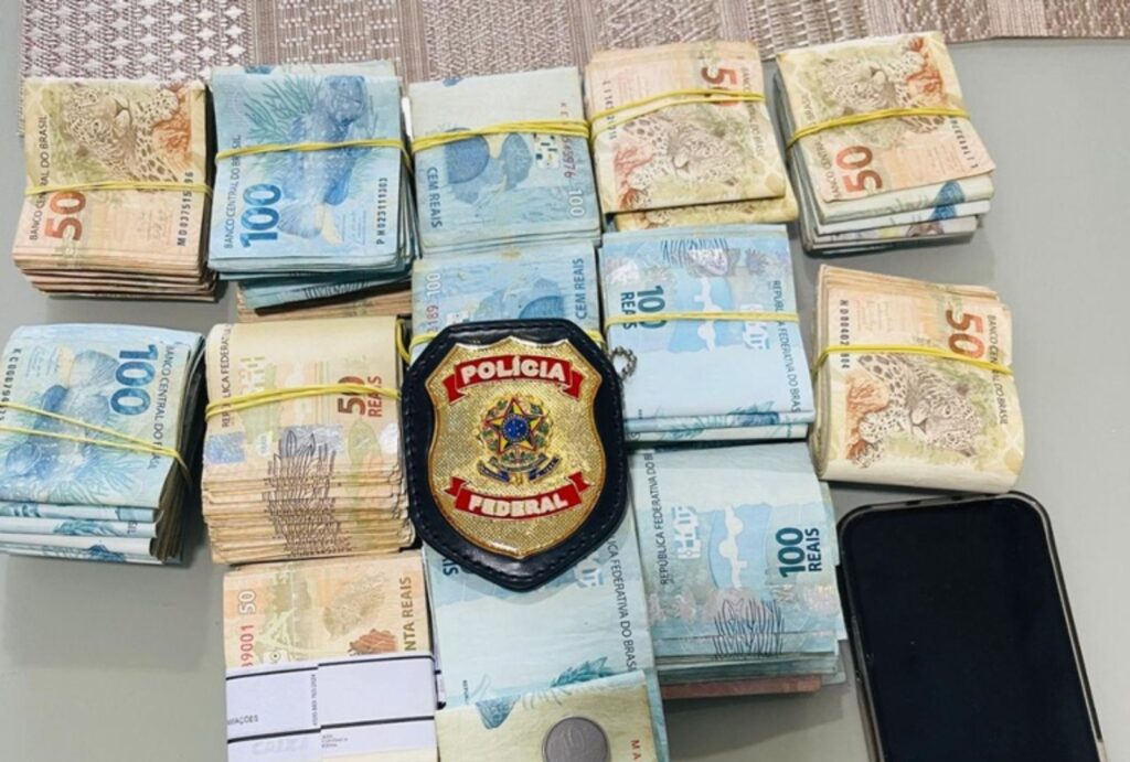 A **Polícia Federal (PF)** apreendeu R$ 2,5 milhões em uma nova operação que investiga fraudes no **Instituto Nacional do Seguro Social (INSS)**. A operação tem como foco apurar irregularidades relacionadas a descontos associativos em aposentadorias e pensões de beneficiários do instituto. Segundo a publicação, a investigação busca identificar e responsabilizar os envolvidos em um esquema que teria desviado recursos de beneficiários por meio de descontos indevidos em seus benefícios. De acordo com o site Poder360, a operação é parte de um esforço contínuo para combater fraudes que afetam o sistema previdenciário brasileiro. As investigações apontam que os descontos eram realizados sem o consentimento dos beneficiários, o que configura uma prática ilegal e prejudicial aos aposentados e pensionistas. A PF tem intensificado suas ações para desmantelar redes criminosas que exploram vulnerabilidades no sistema do INSS, visando proteger os direitos dos cidadãos e garantir a integridade dos recursos públicos. A apreensão dos R$ 2,5 milhões representa um passo significativo na luta contra fraudes no INSS. Segundo a publicação, a operação não apenas visa recuperar valores desviados, mas também desarticular esquemas que comprometem a confiança no sistema previdenciário. A ação da PF reflete um compromisso em assegurar que os benefícios cheguem de forma correta e justa aos seus destinatários, reforçando a importância de medidas rigorosas para prevenir e combater fraudes no setor.