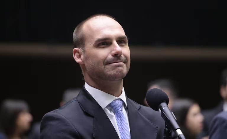 A **Polícia Federal** (PF) iniciou um processo administrativo que envolve **Eduardo Bolsonaro**, ex-deputado federal, por um possível abandono de cargo. Este procedimento foi instaurado devido à ausência do ex-parlamentar após o término de seu mandato. De acordo com a publicação do InfoMoney, Eduardo Bolsonaro tem um prazo de 15 dias para apresentar sua defesa em relação às acusações. Este processo pode resultar na demissão do ex-deputado, caso seja comprovado o abandono de suas funções. O procedimento administrativo é uma prática comum em casos onde há suspeitas de irregularidades funcionais, como o abandono de cargo. Segundo o site InfoMoney, a legislação brasileira prevê que servidores públicos que não justificam suas ausências podem ser penalizados com a demissão. No caso de Eduardo Bolsonaro, a ausência após o término de seu mandato como deputado federal levantou questionamentos sobre seu comprometimento com as obrigações do cargo. A defesa do ex-deputado será crucial para determinar o desfecho do processo e se ele conseguirá evitar a penalidade máxima. Este caso destaca a importância do cumprimento das responsabilidades funcionais por parte dos servidores públicos. A situação de Eduardo Bolsonaro serve como um lembrete das consequências que podem advir do não cumprimento das obrigações de um cargo público. Segundo a publicação, o processo administrativo é uma ferramenta essencial para garantir a responsabilidade e a transparência no serviço público, assegurando que todos os servidores cumpram seus deveres de forma adequada e dentro dos parâmetros legais estabelecidos.