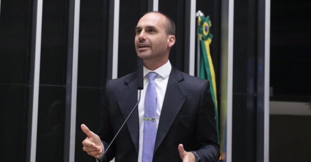 A **Polícia Federal** (PF) determinou que Eduardo, um ex-deputado, apresente sua defesa em um processo administrativo que pode resultar em sua demissão da corporação. Ele foi citado por edital após ser considerado em "lugar incerto", o que significa que seu paradeiro não era conhecido pelas autoridades competentes. De acordo com a publicação, Eduardo tem um prazo de 15 dias para apresentar sua defesa formal. Essa situação é consequência do abandono de seu cargo, uma infração que pode ter sérias repercussões em sua carreira e reputação. O processo administrativo contra Eduardo é uma medida adotada pela **Polícia Federal** para lidar com casos de abandono de cargo, que é considerado uma falta grave. Segundo o site Congresso em Foco, a citação por edital é um procedimento utilizado quando o servidor não é encontrado em seu endereço conhecido, o que indica que ele está em "lugar incerto". Essa situação exige que a PF tome medidas para garantir que o servidor tenha a oportunidade de se defender adequadamente, respeitando o devido processo legal. O abandono de cargo pode resultar em penalidades severas, incluindo a demissão, caso o servidor não consiga justificar sua ausência de maneira satisfatória. A situação de Eduardo destaca a importância do cumprimento das obrigações funcionais por parte dos servidores públicos. O abandono de cargo não apenas compromete a eficiência do serviço público, mas também pode levar a consequências legais significativas para o servidor envolvido. Segundo a publicação, a PF está seguindo os procedimentos legais adequados para garantir que Eduardo tenha a oportunidade de se defender. No entanto, se ele não apresentar uma defesa convincente dentro do prazo estipulado, poderá enfrentar a demissão, encerrando assim sua relação com a corporação de maneira definitiva.