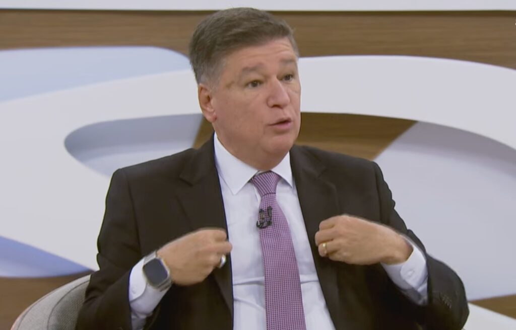 A **Polícia Federal** (PF) enfrentou resistência interna ao compartilhar informações com a **Comissão Parlamentar de Inquérito (CPI) do INSS**, conforme relatado pelo senador **Carlos Viana**. De acordo com o senador, um delegado da PF confirmou que houve uma orientação superior para não colaborar com a investigação. Essa resistência gerou preocupações significativas sobre a transparência e a cooperação entre as instituições governamentais. A situação levou à criação de um núcleo paralelo, cujo objetivo era garantir que a investigação pudesse prosseguir sem os obstáculos impostos pela falta de colaboração da PF. Segundo a publicação, a criação desse núcleo paralelo foi uma medida necessária para contornar as dificuldades enfrentadas pela CPI do INSS. O núcleo foi estabelecido para assegurar que a investigação pudesse avançar de forma eficaz, mesmo diante da resistência encontrada. A falta de cooperação por parte da PF levantou questões sobre a integridade do processo investigativo e a necessidade de mecanismos que garantam a transparência e a responsabilidade das instituições envolvidas. A CPI do INSS busca investigar irregularidades e fraudes no sistema previdenciário, e a colaboração de órgãos como a PF é crucial para o sucesso dessas investigações. A situação descrita por Carlos Viana destaca a importância de uma colaboração interinstitucional eficaz para o bom funcionamento das investigações parlamentares. A resistência da PF em compartilhar informações pode ser vista como um obstáculo significativo para a CPI do INSS, que depende de dados precisos e completos para realizar seu trabalho. A criação de um núcleo paralelo reflete a determinação dos investigadores em superar esses desafios e garantir que as irregularidades no sistema previdenciário sejam devidamente apuradas. A cooperação entre as instituições é essencial para manter a confiança pública e assegurar que as investigações sejam conduzidas de maneira justa e transparente.