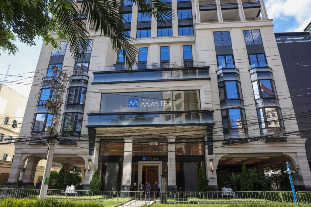 O que a Polícia Federal encontrou durante a operação contra Vorcaro? Agentes encontraram camas abandonadas, imóveis esvaziados e moradores ausentes durante o cumprimento dos mandados, sugerindo vazamento de informações. Quais são as suspeitas na segunda fase da Operação Compliance Zero? A operação investiga organização criminosa, gestão fraudulenta de instituição financeira, manipulação de mercado e lavagem de dinheiro. Quantos mandados foram cumpridos e em quais estados? Foram cumpridos 42 mandados de busca e apreensão em São Paulo, Minas Gerais, Rio de Janeiro e Bahia. Qual foi o valor dos bens bloqueados na operação? Os bens bloqueados ultrapassaram R$ 5,7 bilhões. O que a PF encontrou no quarto de Felipe Vorcaro em Trancoso? O quarto estava aberto e com aparência de abandono repentino; familiares disseram que o casal havia ido à academia. Houve apreensões significativas em Trancoso? A única apreensão foi uma câmera de vigilância. O que foi encontrado no apartamento de Nelson Tanure no Leblon? O apartamento estava sendo esvaziado durante a operação. Quais foram os achados na casa de André Beraldo de Morais em Belo Horizonte? A polícia encontrou roupas e camas desarrumadas, além de um grande arsenal de armas e munições em uma sala-cofre. Como os agentes foram recebidos em Nova Lima? Foram recebidos por policiais militares à paisana que se identificaram como seguranças privados. Houve apreensões de armas em Nova Lima? Sim, armas de diversos calibres foram apreendidas, mas a atuação exige investigação à parte. Todos os alvos tiveram sinais de aviso prévio? Nem todos; no apartamento de Silvio Barreto da Silva, o investigado foi encontrado dormindo. Qual foi o papel de Daniel Vorcaro na primeira fase da operação? Daniel Vorcaro, preso na primeira fase, é apontado como o principal integrante do grupo responsável por fraudes financeiras. Qual era o foco da investigação na primeira fase? A investigação focava na venda de títulos de crédito falsos pelo Banco Master. Como o Banco Master atraía clientes? Emitia Certificados de Depósito Bancário (CDBs) prometendo pagar até 40% acima da taxa básica do mercado. Por que o retorno prometido pelo Banco Master é considerado irreal? Porque a promessa de retorno muito acima da taxa básica do mercado é considerada insustentável pelas autoridades. Qual é o papel do site O Antagonista? O Antagonista é um site jornalístico que divulga fatos verificados e combate fake news, com foco em política no Brasil.