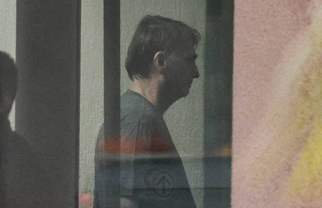 **Paulo Gonet**, subprocurador-geral da República, apresentou um parecer ao Supremo Tribunal Federal (STF) recomendando a concessão de **prisão domiciliar humanitária** para o ex-presidente Jair Bolsonaro. Segundo a publicação do Congresso em Foco, Gonet argumenta que o quadro clínico de Bolsonaro exige cuidados permanentes, justificando assim a necessidade de uma mudança no regime de prisão. O parecer será analisado pelo ministro **Alexandre de Moraes**, que decidirá sobre a viabilidade da recomendação feita pelo subprocurador. No parecer, Gonet detalha que a condição de saúde de Bolsonaro é crítica e requer atenção constante, o que não seria possível em um ambiente prisional convencional. Segundo a publicação, a recomendação de prisão domiciliar é fundamentada em princípios humanitários, levando em consideração a dignidade da pessoa humana e o direito à saúde. O subprocurador enfatiza que a medida não se trata de um privilégio, mas sim de uma necessidade diante do estado de saúde do ex-presidente. A análise do ministro Alexandre de Moraes será crucial para determinar se o pedido será acatado, considerando os argumentos apresentados. A decisão sobre a concessão de prisão domiciliar humanitária para Bolsonaro poderá estabelecer um precedente importante no tratamento de casos semelhantes no Brasil. Segundo a publicação, a análise do STF deverá considerar não apenas o estado de saúde do ex-presidente, mas também o impacto de tal decisão no sistema judicial e na opinião pública. A recomendação de Paulo Gonet destaca a importância de equilibrar a aplicação da justiça com a garantia dos direitos fundamentais, especialmente em situações que envolvem questões de saúde e dignidade humana.