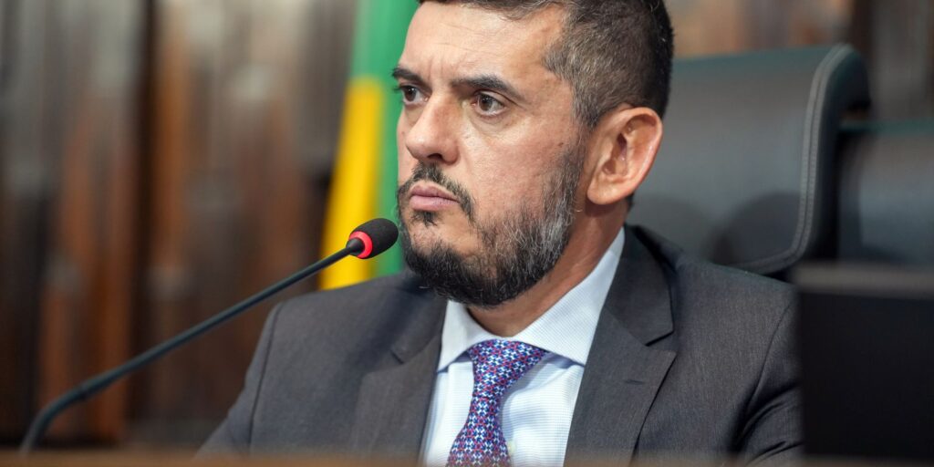 A **Procuradoria-Geral da República (PGR)** apresentou denúncia contra Bacellar e a empresa **TH Joias** por obstrução de investigação. De acordo com a investigação conduzida pela **Polícia Federal (PF)**, Bacellar teria sido informado antecipadamente sobre uma operação policial que resultaria na prisão de membros da TH Joias. Com essa informação privilegiada, Bacellar conseguiu alertar a empresa a tempo, permitindo que provas cruciais fossem escondidas antes da chegada das autoridades. Essa ação comprometeu significativamente o andamento das investigações, dificultando o trabalho das autoridades em reunir evidências necessárias para o caso. Segundo a publicação da **Agência Brasil**, a operação da PF visava desmantelar um esquema de corrupção e lavagem de dinheiro envolvendo a TH Joias. A empresa estava sob suspeita de participar de atividades ilícitas, utilizando suas operações para ocultar transações financeiras ilegais. A antecipação da operação por Bacellar não apenas permitiu que a TH Joias escondesse provas, mas também levantou suspeitas sobre a existência de uma rede de informantes dentro das instituições responsáveis pela investigação. Essa rede poderia estar comprometendo a integridade de outras operações em andamento, o que representa um desafio adicional para as autoridades. A denúncia da PGR destaca a gravidade da situação, enfatizando que a obstrução de investigações é um crime sério que ameaça a justiça e a ordem pública. A ação de Bacellar, ao alertar a TH Joias, não apenas prejudicou a investigação específica, mas também lançou dúvidas sobre a segurança e a confidencialidade das operações policiais. A PGR, ao apresentar a denúncia, busca garantir que os responsáveis sejam devidamente punidos e que medidas sejam tomadas para evitar que situações semelhantes ocorram no futuro. A continuidade das investigações é essencial para restaurar a confiança nas instituições e assegurar que a justiça seja feita.