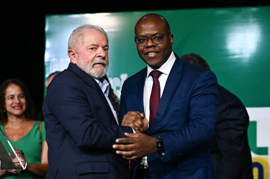 A **Procuradoria-Geral da República (PGR)** apresentou uma denúncia contra **Silvio Almeida**, ex-ministro dos Direitos Humanos no governo de **Luiz Inácio Lula da Silva (PT)**, sob a acusação de **importunação sexual**. O caso envolve a ministra da Igualdade Racial, **Anielle Franco**, e está sendo analisado pelo **Supremo Tribunal Federal (STF)**. A denúncia foi formalizada pelo procurador-geral da República, **Paulo Gonet**, e está sob a relatoria do ministro **André Mendonça**. Este caso tramita sob sigilo, o que significa que detalhes específicos não estão disponíveis ao público. A acusação de importunação sexual é um tema sério e complexo, especialmente quando envolve figuras públicas de alto escalão. No Brasil, a importunação sexual é tipificada como crime desde 2018, com a Lei nº 13.718, que visa proteger a dignidade sexual das pessoas. A denúncia contra Silvio Almeida destaca a importância de se tratar tais acusações com a devida seriedade e rigor jurídico. Silvio Almeida, enquanto ex-ministro dos Direitos Humanos, ocupava um cargo de grande responsabilidade, sendo responsável por promover e proteger os direitos humanos no país. A acusação de importunação sexual contra ele levanta questões sobre a conduta ética de líderes em posições de poder e a necessidade de responsabilização em casos de abuso. A ministra Anielle Franco, envolvida no caso, é uma figura importante no governo atual, atuando na promoção da igualdade racial. A denúncia de importunação sexual contra ela ressalta os desafios enfrentados por mulheres em posições de liderança, especialmente em um contexto político. A proteção dos direitos das mulheres e a promoção de um ambiente de trabalho seguro e respeitoso são fundamentais para o avanço da igualdade de gênero. O papel do **Supremo Tribunal Federal** é crucial neste processo, pois cabe a ele garantir que a justiça seja feita de maneira imparcial e justa. O ministro André Mendonça, relator do caso, tem a responsabilidade de conduzir o processo de forma a assegurar que todas as partes envolvidas tenham seus direitos respeitados e que a verdade seja apurada. A denúncia apresentada pela PGR é um lembrete da importância das instituições democráticas e do sistema judiciário na proteção dos direitos dos cidadãos. A transparência e a responsabilidade são essenciais para manter a confiança pública nas instituições governamentais. Este caso também destaca a relevância do papel da **Procuradoria-Geral da República** em investigar e denunciar crimes, independentemente de quem sejam os acusados. A atuação do procurador-geral da República, Paulo Gonet, demonstra o compromisso da PGR em garantir que a lei seja aplicada de forma igualitária a todos. Em suma, a denúncia de importunação sexual contra Silvio Almeida no STF é um caso de grande importância, que envolve questões de ética, responsabilidade e justiça. A sociedade aguarda o desenrolar dos acontecimentos, com a expectativa de que o processo seja conduzido de forma justa e transparente, respeitando os direitos de todas as partes envolvidas.