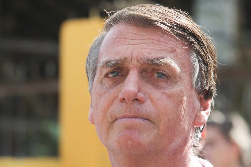 Oi, você viu a notícia sobre o Bolsonaro? 🤔 Não, o que aconteceu? A PGR se manifestou a favor da **prisão domiciliar** para ele. Sério? Quem da PGR falou sobre isso? Foi o Paulo Gonet, ele deu um parecer sobre o caso. E por que prisão domiciliar? É um pedido de **prisão domiciliar humanitária**. O que significa prisão domiciliar humanitária? É quando a prisão em casa é considerada por razões de saúde ou idade. Quem decide se ele vai para prisão domiciliar? O ministro Alexandre de Moraes é quem vai decidir. Por que o Alexandre de Moraes está envolvido? Ele é o responsável pelo caso no STF. O que levou a PGR a apoiar esse pedido? O parecer foi baseado em questões humanitárias. Bolsonaro está doente? A notícia não especifica, mas o pedido sugere preocupações de saúde. Ele já está em prisão domiciliar? Ainda não, depende da decisão do STF. E se o STF não aceitar o pedido? Bolsonaro pode ter que cumprir pena em regime fechado. Qual é a acusação contra ele? A notícia não menciona as acusações específicas. A decisão do STF pode demorar? Sim, decisões judiciais podem levar tempo. O que acontece se ele for para prisão domiciliar? Ele ficaria em casa, mas com restrições. Quais restrições ele teria? Normalmente, há limitações de visitas e monitoramento eletrônico. Ele pode sair de casa? Não, a menos que tenha autorização judicial. E se ele violar as condições da prisão domiciliar? Pode ser transferido para um regime mais severo. Outros políticos já tiveram prisão domiciliar? Sim, é uma medida comum em casos específicos. A opinião pública pode influenciar a decisão? Decisões judiciais devem ser baseadas em fatos, não em opinião pública. O que a defesa do Bolsonaro diz? A notícia não traz detalhes sobre a defesa dele. E a PGR, sempre apoia pedidos assim? Cada caso é analisado individualmente pela PGR. A prisão domiciliar é comum no Brasil? É aplicada em casos específicos, como saúde ou idade avançada. Bolsonaro já comentou sobre isso? A notícia não menciona declarações dele. Qual é o próximo passo no processo? Aguardar a decisão do ministro Alexandre de Moraes. A decisão pode ser contestada? Sim, decisões judiciais podem ser alvo de recursos. E se ele for para prisão domiciliar, pode receber visitas? Normalmente, as visitas são restritas e controladas. Ele pode usar internet ou telefone? Depende das condições impostas pela Justiça. A prisão domiciliar é mais branda que a prisão comum? Sim, mas ainda é uma forma de restrição de liberdade. O que a sociedade pensa sobre isso? A notícia não aborda a opinião pública. E se ele precisar de tratamento médico? Pode ser autorizado a sair para consultas, com escolta. A prisão domiciliar afeta a carreira política dele? Pode afetar, dependendo das condições e duração. Ele pode participar de eventos políticos? Normalmente, não, devido às restrições impostas. A decisão pode ser revertida no futuro? Sim, dependendo de novos fatos ou recursos. O que acontece se ele não cumprir as condições? Pode ser transferido para um regime mais severo. A prisão domiciliar é uma novidade no Brasil? Não, já foi aplicada em outros casos semelhantes. E se ele for absolvido das acusações? A prisão domiciliar seria revogada. A prisão domiciliar tem impacto na imagem pública? Pode ter, mas depende da percepção da sociedade. O que mais pode acontecer nesse caso? Tudo depende das decisões judiciais futuras. Vamos acompanhar para ver o que acontece? Com certeza, é um caso importante e de interesse nacional! 📲