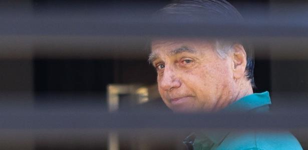 A **Procuradoria-Geral da República (PGR)** se manifestou favorável à transferência do ex-presidente **Jair Bolsonaro** para prisão domiciliar. Esta decisão foi divulgada em resposta a preocupações relacionadas ao estado de saúde do ex-presidente, que, segundo a PGR, "demanda atenção constante e atenta". A manifestação da PGR destaca a importância de garantir que Bolsonaro receba os cuidados médicos necessários, algo que pode ser mais viável em um ambiente domiciliar. Esta posição da PGR surge em um contexto de discussões sobre as condições de saúde de Bolsonaro e as implicações legais de sua detenção. No parecer emitido, o subprocurador-geral da República, **Gonet**, enfatizou que a saúde de Bolsonaro requer monitoramento contínuo, o que justifica a recomendação de prisão domiciliar. Segundo a publicação, a PGR considera que a transferência para um regime menos restritivo pode assegurar que o ex-presidente tenha acesso imediato a tratamentos médicos, caso necessário. Este argumento é central para a decisão, pois a saúde de Bolsonaro tem sido um ponto de preocupação desde que ele deixou o cargo, com relatos frequentes sobre sua condição médica. A manifestação da PGR também reflete uma abordagem humanitária em relação à aplicação da lei, reconhecendo que a saúde dos detidos deve ser uma prioridade. A decisão de apoiar a prisão domiciliar para Bolsonaro pode estabelecer um precedente para casos futuros, onde a saúde dos envolvidos é um fator crítico. Segundo a publicação, a PGR busca equilibrar a necessidade de cumprimento da lei com a garantia de que os direitos humanos, incluindo o acesso à saúde, sejam respeitados. Este desenvolvimento no caso de Bolsonaro ilustra as complexidades envolvidas na interseção entre questões legais e de saúde, destacando a importância de abordagens cuidadosas e informadas por parte das autoridades judiciais.