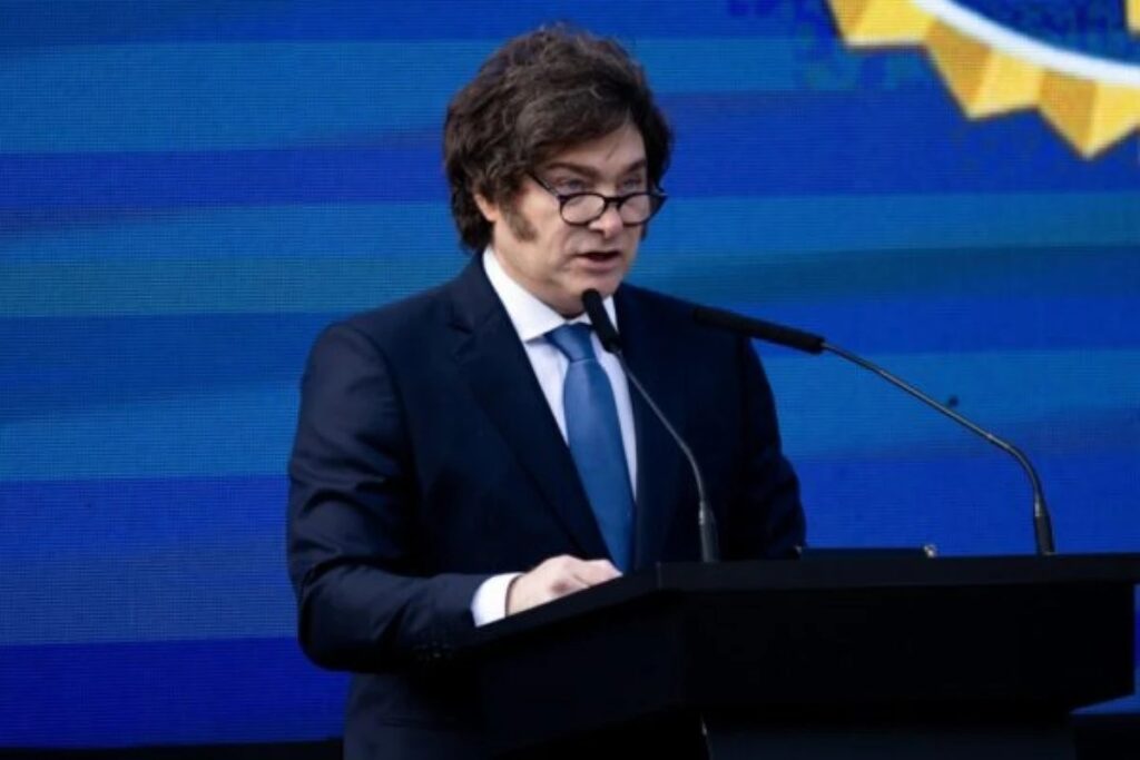 Em 2025, o **PIB da Argentina** registrou um crescimento de **4,4%**, marcando uma recuperação significativa após uma queda no ano anterior. Este avanço foi impulsionado principalmente por setores estratégicos, como o **agronegócio**, que desempenhou um papel crucial na retomada econômica do país. Segundo a publicação, a recuperação econômica foi um reflexo das políticas implementadas para revitalizar a economia e enfrentar os desafios persistentes que ainda afetam o cenário econômico argentino. O setor agropecuário, em particular, foi um dos principais motores desse crescimento. De acordo com o site, a produção agrícola teve um desempenho robusto, contribuindo significativamente para o aumento do PIB. A exportação de commodities agrícolas, como soja e milho, ajudou a melhorar a balança comercial do país, trazendo divisas essenciais para a economia. Além disso, a recuperação dos preços internacionais desses produtos também favoreceu o setor, proporcionando um alívio para os produtores locais e estimulando investimentos no campo. Apesar do crescimento registrado, a economia argentina ainda enfrenta desafios significativos. Segundo a publicação, questões como a inflação elevada e a instabilidade política continuam a ser obstáculos para um crescimento econômico sustentável. A necessidade de reformas estruturais e de políticas econômicas mais consistentes é evidente para garantir que o crescimento observado em 2025 não seja apenas um fenômeno temporário. A busca por um ambiente econômico mais estável e previsível é essencial para atrair investimentos e fomentar um desenvolvimento econômico mais robusto e duradouro.