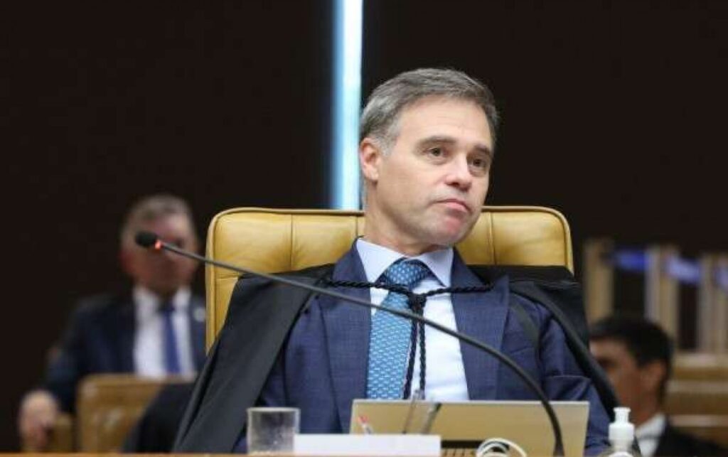 Na noite de 19 de março de 2026, um incidente significativo ocorreu no voo 3796 da **LATAM**, que partia de Brasília com destino ao Rio de Janeiro. O voo foi cancelado após o piloto identificar uma **falha técnica** que comprometeria a segurança da aeronave. Entre os passageiros estava o Ministro **André Mendonça**, do Supremo Tribunal Federal (STF), o que trouxe ainda mais atenção ao ocorrido. Segundo a publicação, o avião já estava em processo de decolagem quando o problema foi detectado, levando à decisão de abortar o voo para garantir a segurança de todos a bordo. A decisão do piloto de cancelar o voo foi baseada em protocolos rigorosos de segurança que são seguidos pela **LATAM** e outras companhias aéreas. Esses protocolos são essenciais para prevenir acidentes e garantir que qualquer falha técnica seja tratada antes que a aeronave esteja em pleno voo. Segundo o site mencionado, a falha técnica não foi especificada, mas a ação rápida do piloto foi crucial para evitar possíveis riscos. A presença de um membro do STF, como o Ministro André Mendonça, destaca a importância de seguir procedimentos de segurança estritos, independentemente de quem esteja a bordo. Após o cancelamento do voo, os passageiros, incluindo o Ministro André Mendonça, foram realocados em outros voos ou receberam assistência da companhia aérea para reorganizar suas viagens. Segundo a publicação, a **LATAM** se comprometeu a investigar a falha técnica para evitar futuros incidentes semelhantes. Este evento ressalta a importância da manutenção e inspeção regular das aeronaves, além de destacar a responsabilidade das companhias aéreas em garantir a segurança de seus passageiros. A rápida resposta ao problema técnico demonstra a eficácia dos protocolos de segurança em vigor e a prioridade dada à segurança no setor de aviação.