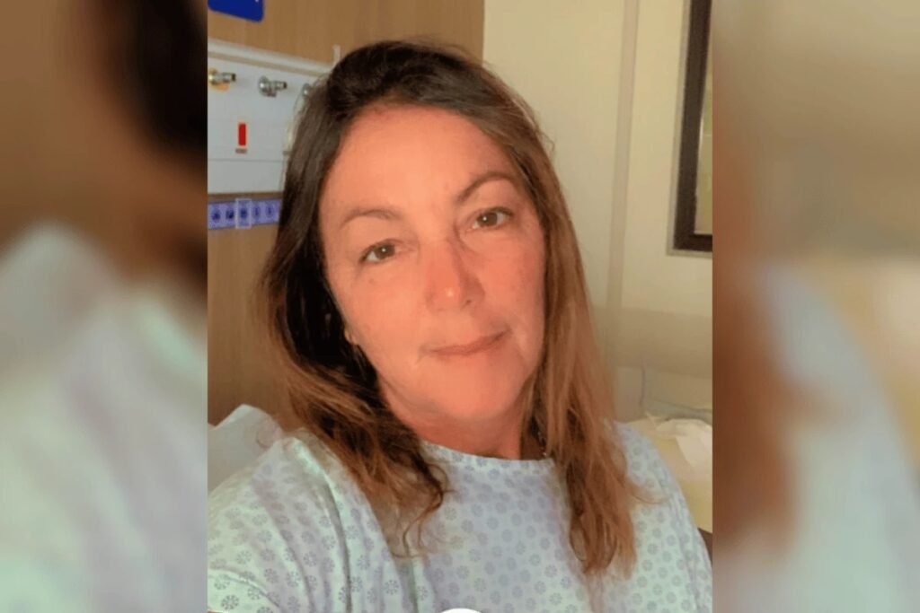 **Isabela Nogueira**, uma figura emblemática no cenário do **bodyboard** brasileiro, faleceu aos 56 anos no Rio de Janeiro. Reconhecida como uma das pioneiras deste esporte no Brasil, Isabela deixou um legado significativo para as gerações futuras de atletas. Sua morte ocorreu enquanto ela estava em tratamento para uma **doença autoimune** não diagnosticada, em um hospital na capital carioca. Mas quem foi Isabela Nogueira e qual foi sua contribuição para o bodyboard no Brasil? Isabela Nogueira destacou-se no cenário esportivo nacional em uma época em que o bodyboard ainda estava em seus estágios iniciais no país. Sua paixão e dedicação ao esporte não apenas a tornaram uma atleta de destaque, mas também inspiraram muitas jovens a seguirem seus passos. O que torna o bodyboard um esporte tão especial? O bodyboard é uma modalidade de surfe que se diferencia pelo uso de uma prancha menor e mais flexível, permitindo manobras mais próximas da água e uma interação única com as ondas. Isabela Nogueira, com sua habilidade e técnica, mostrou que o bodyboard poderia ser tão emocionante e desafiador quanto qualquer outro esporte aquático. Como a trajetória de Isabela influenciou o bodyboard feminino no Brasil? Em uma época em que os esportes aquáticos eram predominantemente masculinos, Isabela Nogueira quebrou barreiras e abriu caminhos para que mais mulheres se interessassem e se destacassem no bodyboard. Sua presença nas competições e sua determinação em superar desafios inspiraram muitas outras a seguirem seus passos, contribuindo para o crescimento e a popularização do esporte entre as mulheres. O que significa ser uma pioneira em um esporte? Ser uma pioneira significa ser uma das primeiras a explorar, desenvolver e promover uma atividade ou disciplina. No caso de Isabela Nogueira, isso envolveu não apenas competir em alto nível, mas também ser uma embaixadora do bodyboard, promovendo o esporte e incentivando a participação de novos talentos. Sua influência foi além das competições, impactando a cultura do bodyboard no Brasil. Qual é o impacto da perda de Isabela Nogueira para a comunidade do bodyboard? A morte de Isabela Nogueira representa uma grande perda para a comunidade do bodyboard. Sua contribuição para o esporte foi inestimável, e sua ausência será sentida por todos que a conheceram e admiraram. No entanto, seu legado continuará a inspirar futuras gerações de bodyboarders, mantendo viva a paixão e o entusiasmo que ela trouxe para o esporte. Como a doença autoimune afetou a vida de Isabela? As doenças autoimunes são condições em que o sistema imunológico ataca o próprio corpo, causando uma série de sintomas e complicações. No caso de Isabela, a doença não foi diagnosticada, o que pode ter dificultado o tratamento e a gestão dos sintomas. Apesar dos desafios de saúde, Isabela manteve-se resiliente, mostrando a mesma determinação que a caracterizou em sua carreira esportiva. Em resumo, Isabela Nogueira foi mais do que uma atleta; ela foi uma verdadeira pioneira e uma inspiração para muitos. Sua contribuição para o bodyboard no Brasil é inegável, e seu legado continuará a influenciar e motivar novos atletas a explorar e amar este esporte incrível. A comunidade do bodyboard, assim como todos que foram tocados por sua paixão e dedicação, lembrarão de Isabela com carinho e gratidão.