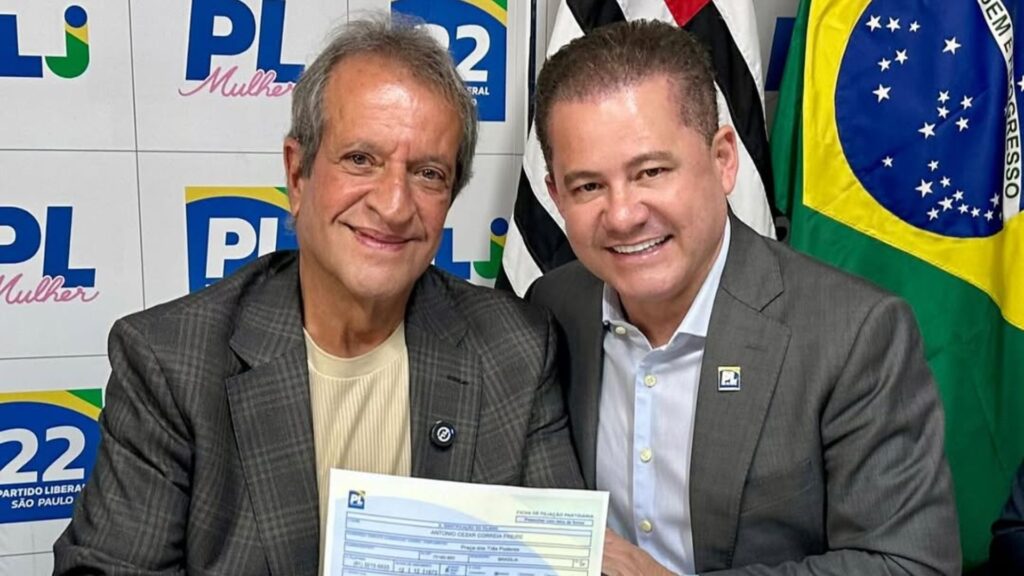 O **Partido Liberal (PL)** tem expandido sua base política no estado de **São Paulo** com a recente filiação de diversos deputados. Entre os novos membros estão **Cezinha de Madureira**, **Oséias de Madureira**, **Vinícius Carvalho** e **Marcelo Moraes**, conforme relatado pela publicação. Essa movimentação estratégica visa fortalecer a presença do partido na região, especialmente em um cenário político onde alianças e apoio são cruciais para o sucesso eleitoral. Além disso, o PL tem atraído novos nomes ligados a grupos evangélicos, o que pode indicar uma tentativa de consolidar o apoio desse segmento religioso nas próximas eleições. Segundo a publicação, a filiação desses deputados ao PL não é apenas uma questão de números, mas também de influência política. **Cezinha de Madureira** e **Oséias de Madureira** são figuras conhecidas no meio evangélico, o que pode trazer um significativo capital político e eleitoral para o partido. A inclusão de **Vinícius Carvalho** e **Marcelo Moraes** também reforça essa estratégia de ampliação e diversificação da base partidária. O movimento do PL em São Paulo reflete uma tendência de fortalecimento e reorganização interna, visando aumentar sua competitividade nas urnas e garantir uma maior representatividade no cenário político estadual e nacional. O foco do PL em atrair membros ligados a grupos evangélicos pode ser visto como uma tentativa de capitalizar sobre a influência crescente desse segmento no cenário político brasileiro. Segundo o site, essa estratégia pode ser crucial para o partido nas próximas eleições, considerando o peso que o eleitorado evangélico tem demonstrado nas últimas votações. Ao ampliar sua base com figuras que têm forte apelo nesse grupo, o PL busca não apenas aumentar seu número de cadeiras, mas também consolidar uma base de apoio que pode ser decisiva para suas ambições políticas futuras.