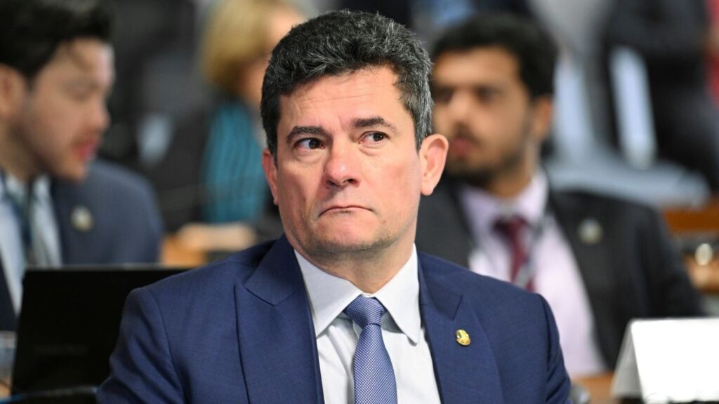O **Partido Liberal (PL)** decidiu formalizar seu apoio a **Sergio Moro** na disputa pelo governo do Paraná, conforme informações divulgadas pela Band. Essa aliança estratégica visa fortalecer a presença do partido no estado e criar uma base sólida para futuras campanhas. Além disso, a cúpula bolsonarista está empenhada em resolver a questão da falta de um palanque adequado para o senador **Flávio Bolsonaro** no Paraná, um estado considerado crucial para as ambições políticas do grupo. Essa movimentação política é vista como uma tentativa de consolidar o apoio no sul do país, onde o partido busca expandir sua influência. Segundo a publicação, a escolha de apoiar Sergio Moro, ex-juiz e figura de destaque na política nacional, é vista como uma jogada estratégica para atrair eleitores que valorizam a luta contra a corrupção e a ética na política. Moro, que já possui um histórico de atuação no estado, pode oferecer uma plataforma robusta para o PL, potencializando a visibilidade e o alcance das propostas do partido. A aliança também pode servir como um trampolim para Flávio Bolsonaro, que busca aumentar sua presença política fora do Rio de Janeiro, seu estado de origem. A criação de um palanque forte no Paraná é essencial para que Flávio possa se conectar com o eleitorado local e expandir sua base de apoio. Além disso, a movimentação do PL no Paraná reflete uma estratégia mais ampla de fortalecimento da presença bolsonarista em estados chave para as eleições de 2026. A busca por um palanque para Flávio Bolsonaro no Paraná é parte de um esforço coordenado para garantir que o partido tenha uma representação significativa em todas as regiões do Brasil. Segundo o site da Band, essa estratégia inclui não apenas alianças com figuras políticas de destaque, como Moro, mas também a construção de uma narrativa que ressoe com os valores e preocupações dos eleitores locais. Dessa forma, o PL espera consolidar sua posição como uma força política relevante no cenário nacional, preparando o terreno para futuras disputas eleitorais.