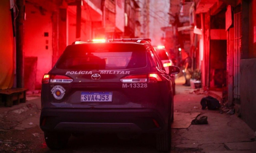 O que aconteceu na Rua Sapetuba, no Butantã? Um policial de folga trocou tiros com um suspeito durante uma tentativa de roubo. O incidente ocorreu na tarde de sábado, resultando em duas pessoas baleadas: o suspeito e a vítima do assalto. Qual é o estado das pessoas baleadas? Ambas as pessoas baleadas, o suspeito e a vítima, foram socorridas e estão em estado grave, conforme informações da Polícia Militar. Como a PM está lidando com a situação? A Polícia Militar foi acionada e permanece no local para preservar a cena do crime. A ocorrência será apresentada no 34º Distrito Policial, na Vila Sônia. Houve incidentes semelhantes na região anteriormente? Sim, em abril do ano passado, o arquiteto Jefferson Dias foi morto próximo à Rua Sapetuba ao tentar impedir um assalto. Ele jogou seu carro contra um assaltante, que reagiu atirando. Qual foi o desfecho do caso de Jefferson Dias? Jefferson foi atingido por três disparos fatais e não resistiu aos ferimentos. O criminoso fugiu a pé após abandonar a moto roubada, mas foi preso posteriormente. O que as imagens de segurança revelaram sobre o caso de Jefferson? As câmeras mostraram o momento em que o assaltante se levantou após cair da moto, sacou a arma e atirou no arquiteto, que estava no carro. Qual foi a reação do amigo de Jefferson durante o assalto? O amigo de Jefferson, que estava no banco do carona, conseguiu correr e escapar ileso do ataque. Qual era o histórico criminal do assaltante de Jefferson? O autor dos disparos, de 20 anos, já tinha duas passagens pela polícia por roubo antes de ser preso após se entregar. Como a comunidade local está reagindo a esses incidentes? A comunidade está preocupada com a segurança na região, especialmente após incidentes violentos como esses, que destacam a necessidade de medidas preventivas. Quais medidas podem ser tomadas para melhorar a segurança na área? Aumentar o patrulhamento policial, instalar mais câmeras de segurança e promover campanhas de conscientização podem ajudar a melhorar a segurança local. Como a polícia está investigando o caso atual? A polícia está coletando evidências e depoimentos para entender melhor o incidente e garantir que os responsáveis sejam levados à justiça. Qual é a importância de preservar a cena do crime? Preservar a cena do crime é crucial para garantir que todas as evidências sejam coletadas de forma adequada, ajudando na investigação e no processo judicial. O que pode ser feito para apoiar as vítimas de crimes violentos? Oferecer suporte psicológico, assistência legal e medidas de proteção pode ajudar as vítimas a se recuperarem e se sentirem seguras novamente. Como a população pode colaborar com a polícia em casos de assalto? Denunciar atividades suspeitas, fornecer informações e testemunhos são formas de a população colaborar com as investigações policiais. Quais são as consequências legais para os envolvidos em assaltos? Os envolvidos em assaltos podem enfrentar acusações criminais graves, resultando em penas de prisão e outras sanções legais.