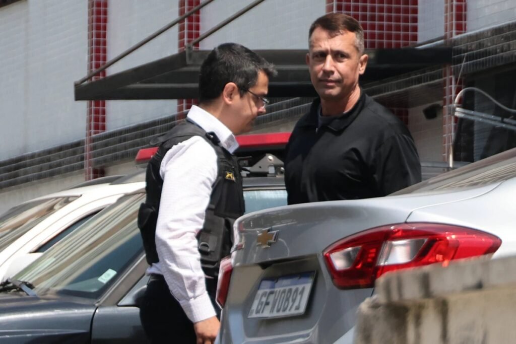 O caso envolvendo o **tenente-coronel Geraldo Leite Rosa Neto** trouxe à tona graves acusações de **assédio sexual** e **abuso de autoridade** dentro da **Polícia Militar**. Uma policial militar, que preferiu manter sua identidade em sigilo, relatou ao **Ministério Público do Estado de São Paulo (MPSP)** que foi vítima de assédio por parte do coronel. Segundo seu depoimento, Geraldo Leite, de 53 anos, tentou beijá-la à força e a importunava constantemente, aproveitando-se de sua posição hierárquica. Como o coronel se comportava em relação à policial? A vítima relatou que ele a perseguia e fazia de tudo para estar a sós com ela. Além disso, ele frequentemente perguntava sobre suas atividades fora do horário de trabalho e insistia em propor encontros, mesmo sabendo que ela era casada. A policial enfatizou que tinha "um casamento sólido e consolidado" e que utilizava suas folgas para estar com o esposo. Quais foram as consequências das recusas da policial? Após diversas tentativas frustradas de aproximação, o coronel solicitou a transferência da policial para outra unidade, distante de sua residência. Esse ato foi interpretado como uma forma de retaliação por sua resistência às investidas do coronel. O que a defesa de Geraldo Leite diz sobre as acusações? O advogado de defesa, Eugenio Malavasi, afirmou que rejeita as acusações, alegando falta de elementos fáticos que as sustentem, especialmente considerando o tempo decorrido desde os supostos eventos. Existem outras denúncias contra o coronel? Sim, Geraldo Leite já foi denunciado por outras três mulheres, conforme registros do **Tribunal de Justiça de São Paulo (TJSP)**. Em 2022, quando era major e comandante do 29º Batalhão da Polícia Militar (29º BPM/M), suas ações foram reconhecidas pela Justiça como abuso de autoridade, no contexto de uma disputa interna na corporação. Quais foram os episódios analisados pela Justiça? Entre os casos, destaca-se a movimentação de quatro policiais femininas durante uma preleção administrativa, que foi vista como punição após um conflito interno. Além disso, houve críticas reiteradas e decisões hierárquicas que expuseram uma policial a constrangimento profissional, afetando sua autoestima e estabilidade no trabalho, caracterizando **assédio moral**. Como a morte de Gisele Alves Santana se relaciona com o caso? O nome de Geraldo Leite voltou ao debate público após a morte de sua esposa, a soldado da Polícia Militar Gisele Alves Santana. Ela foi encontrada com um tiro na cabeça no apartamento do casal e faleceu horas depois no Hospital das Clínicas. Este trágico episódio está sob investigação e reacendeu discussões sobre o comportamento do coronel dentro da corporação. O que a Justiça concluiu sobre a situação da policial assediada? A Justiça considerou que a situação foi agravada por episódios de pressão funcional, como a acusação de extravio de documentos disciplinares atribuída à policial e a tentativa de transferência, vistos como parte de um contexto de assédio moral. Este caso destaca a importância de abordar e combater o **assédio sexual** e o **abuso de autoridade** em ambientes de trabalho, especialmente em instituições como a Polícia Militar, onde a hierarquia pode ser usada de forma indevida. As investigações continuam, e o desfecho desse caso poderá trazer importantes reflexões e mudanças dentro da corporação.