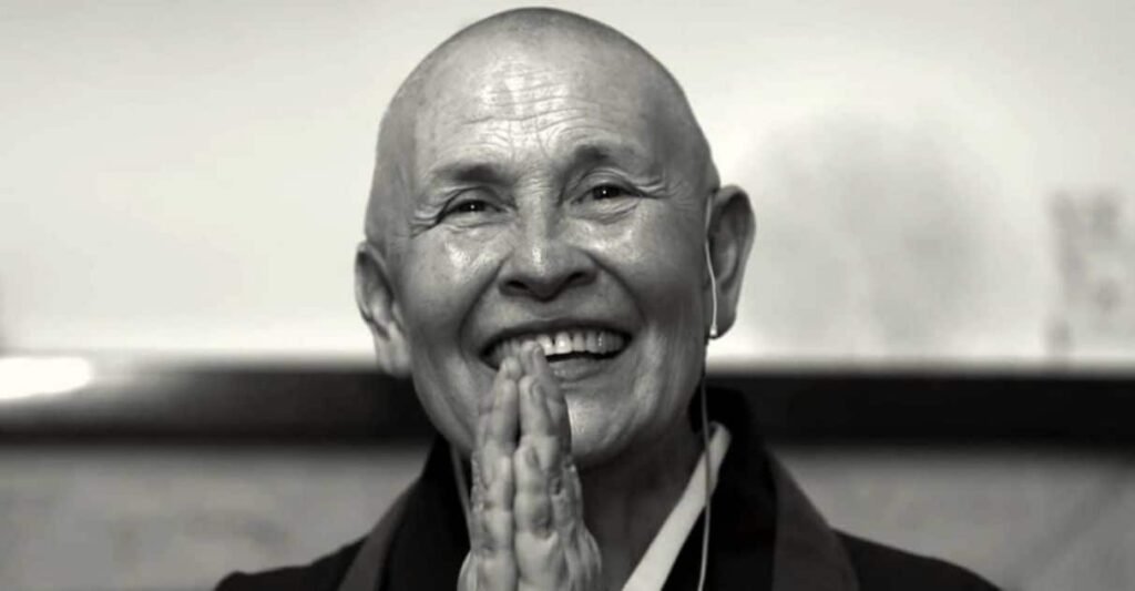 Quem é Monja Coen e por que suas palavras são tão impactantes? Monja Coen é uma budista zen brasileira, fundadora da Comunidade Zen Budista no Brasil. Ela é conhecida por promover a paz interior e a harmonia com o meio ambiente, através de ensinamentos e práticas zen, como a Caminhada Zen. Podemos nos afastar de quem nos fere, segundo Monja Coen? Sim, Monja Coen acredita que podemos nos afastar de quem nos fere, mas destaca a importância de cultivar o respeito, mesmo por aqueles que ainda não nos respeitam. 🧘‍♀️ Como Monja Coen sugere lidarmos com a convivência difícil? Ela sugere praticar a "arte da convivência", que envolve respeito e compreensão, mesmo em situações desafiadoras, promovendo a paz interior. Qual é a importância da Caminhada Zen promovida por Monja Coen? A Caminhada Zen é uma prática de meditação em movimento, realizada em parques, que conecta os participantes à natureza, promovendo paz e harmonia. Como Monja Coen contribui para o diálogo inter-religioso? Ela participa de diálogos inter-religiosos, promovendo a compreensão e a paz entre diferentes crenças, fortalecendo a harmonia social.