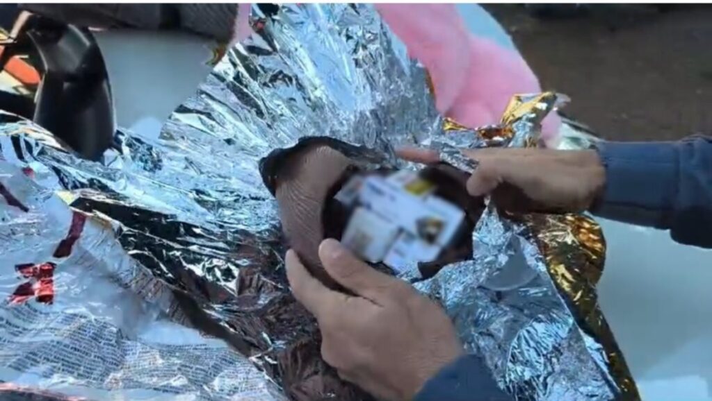 A **Polícia Militar Rodoviária (PMR)** realizou uma apreensão inusitada na Rodovia Marechal Rondon, em Mirandópolis, no interior de São Paulo. Durante uma abordagem de rotina a um ônibus, os policiais encontraram centenas de **medicamentos para emagrecimento** escondidos dentro de ovos de chocolate. A carga estava sendo transportada por uma mulher de 27 anos. O ônibus, que havia partido de Mato Grosso do Sul, tinha como destino final a cidade de Brasília, no Distrito Federal. Segundo a publicação, a descoberta ocorreu quando os policiais, ao realizarem uma fiscalização, decidiram inspecionar a bagagem dos passageiros. De acordo com o site, a estratégia de esconder medicamentos em alimentos é uma tática utilizada para tentar burlar a fiscalização policial, especialmente em rotas conhecidas pelo transporte de produtos ilegais. Os medicamentos para emagrecimento, muitas vezes, são alvo de contrabando devido à sua alta demanda e ao controle rigoroso de sua comercialização. A PMR destacou que a apreensão desses produtos é crucial, pois muitos desses medicamentos podem representar riscos significativos à saúde, especialmente quando consumidos sem orientação médica. A operação na Rodovia Marechal Rondon é parte de um esforço contínuo para combater o tráfico de substâncias ilegais na região. Ainda segundo a publicação, a mulher responsável pelo transporte dos medicamentos foi detida e levada para a delegacia local, onde prestou depoimento. As autoridades estão investigando a origem e o destino final dos medicamentos apreendidos, bem como possíveis conexões com redes de contrabando maiores. A apreensão ressalta a importância das operações de fiscalização nas rodovias, que não apenas visam garantir a segurança dos passageiros, mas também combater o tráfico de produtos ilegais. A PMR continua a intensificar suas ações para prevenir que substâncias potencialmente perigosas cheguem ao mercado consumidor de forma irregular.