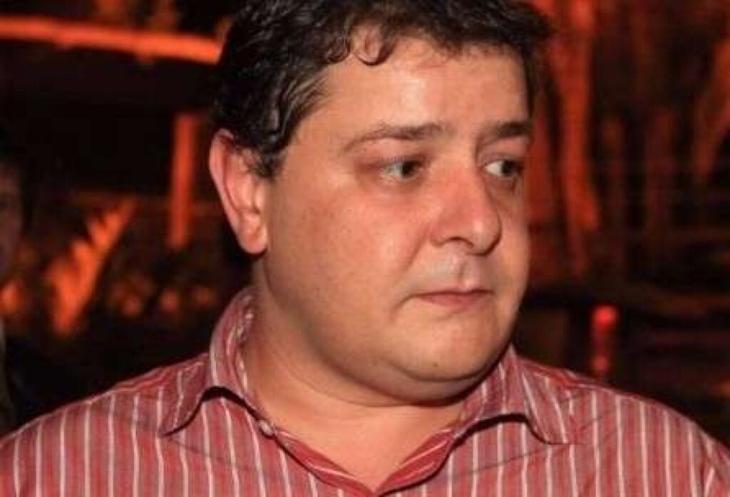 A **Polícia Federal** identificou indícios de uma possível "fuga" de **Lulinha**, filho do presidente **Lula**, conforme relatado pelo jornalista **Claudio Dantas**. O relatório técnico da PF, que fundamentou as quebras de sigilo de Lulinha, levanta suspeitas sobre suas atividades recentes. Segundo a publicação, essas suspeitas surgiram no contexto de investigações mais amplas que envolvem a família do presidente e suas conexões financeiras. A análise dos dados financeiros e de comunicação de Lulinha foi considerada essencial para esclarecer as circunstâncias que poderiam indicar uma tentativa de evasão. O relatório da **Polícia Federal** detalha que as movimentações financeiras de Lulinha, bem como suas comunicações, foram monitoradas para identificar qualquer padrão que pudesse sugerir uma intenção de deixar o país. Segundo o site, a investigação se concentrou em transações que poderiam estar relacionadas a uma possível preparação para fuga, como transferências de grandes somas de dinheiro ou a venda de ativos significativos. Além disso, a análise das comunicações buscou identificar contatos com pessoas ou entidades no exterior que pudessem facilitar uma saída do Brasil. A publicação destaca que a investigação sobre Lulinha faz parte de um esforço maior para entender as dinâmicas financeiras e políticas ao redor da família presidencial. A **Polícia Federal** continua a investigar para determinar se há fundamentos concretos para as suspeitas de fuga ou se as movimentações detectadas têm explicações legítimas. A situação permanece em desenvolvimento, com as autoridades buscando esclarecer todos os aspectos envolvidos para garantir que as ações de Lulinha estejam em conformidade com a lei.