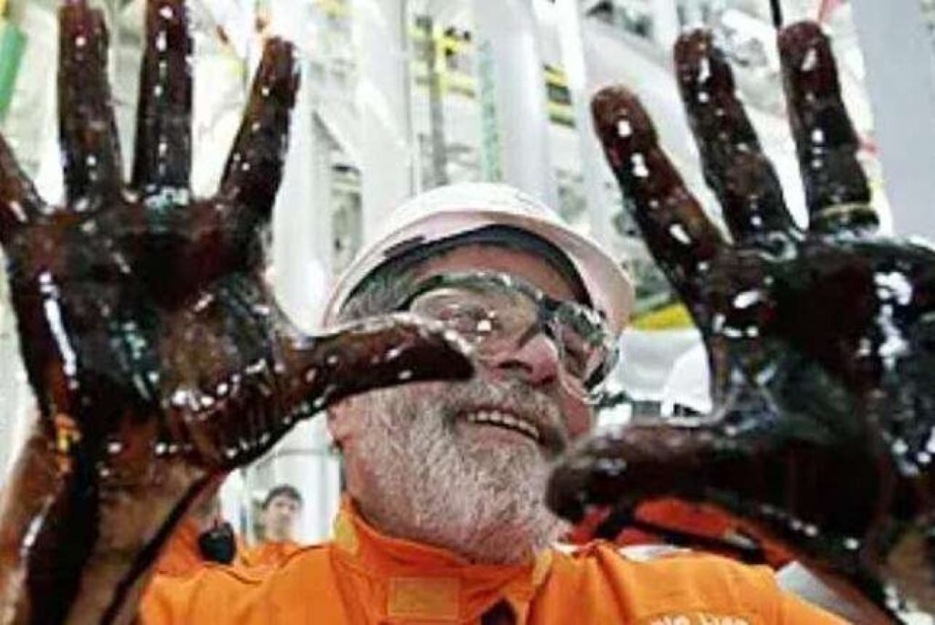 O aumento dos **preços dos combustíveis** tem sido uma preocupação constante para os brasileiros, que sentem no bolso o impacto dessa alta. Segundo a publicação do Jornal da Cidade Online, o vereador Rubinho Nunes (União-SP) oferece uma explicação detalhada sobre como o governo de **Luiz Inácio Lula da Silva** estaria contribuindo para o aumento dos preços da gasolina. Este tema é especialmente relevante em um contexto onde muitos atribuem a alta dos combustíveis apenas a fatores externos, como o conflito entre Irã e Estados Unidos. Mas como exatamente o governo Lula estaria influenciando o preço da gasolina? De acordo com Rubinho Nunes, a composição dos preços dos combustíveis no Brasil é complexa e envolve diversos fatores, incluindo impostos federais e estaduais, custos de distribuição e revenda, além do preço do petróleo no mercado internacional. O vereador argumenta que o governo federal tem um papel significativo na determinação desses preços por meio de políticas fiscais e tributárias. Um dos pontos levantados por Nunes é a carga tributária sobre os combustíveis. Ele destaca que os impostos representam uma parcela considerável do preço final pago pelo consumidor. Segundo ele, políticas de aumento ou manutenção de altos impostos sobre combustíveis são uma forma indireta de o governo "roubar" a gasolina dos cidadãos, ao aumentar o custo sem necessariamente melhorar os serviços públicos ou a infraestrutura. Além disso, Nunes menciona que, durante a pandemia, o preço dos combustíveis não subiu tanto quanto agora, sugerindo que outros fatores além do mercado internacional estão em jogo. Ele sugere que as decisões políticas e econômicas do governo atual têm um impacto direto nos preços que chegam às bombas. Outro aspecto abordado é a transparência das ações governamentais. O vereador afirma que o governo Lula tentou esconder certas informações, mas que sua verdadeira face foi exposta. Essa afirmação é sustentada por detalhes e revelações contidas no livro "O Homem Mais Desonesto do Brasil - A verdadeira face de Luiz Inácio Lula da Silva", que promete oferecer uma visão mais aprofundada sobre o histórico do ex-presidente e suas políticas. A discussão sobre o preço dos combustíveis no Brasil é complexa e envolve múltiplos fatores. No entanto, segundo a publicação, a análise de Rubinho Nunes oferece uma perspectiva crítica sobre como as políticas governamentais podem influenciar diretamente o custo de vida dos brasileiros. A compreensão desses mecanismos é essencial para que os cidadãos possam exigir maior transparência e responsabilidade dos seus governantes. Portanto, enquanto muitos fatores externos, como conflitos internacionais, podem afetar os preços dos combustíveis, é crucial também considerar o papel das políticas internas e como elas podem ser ajustadas para aliviar o peso no bolso dos consumidores. A análise de Nunes convida a uma reflexão mais profunda sobre a gestão econômica e fiscal do país, especialmente em tempos de crise.