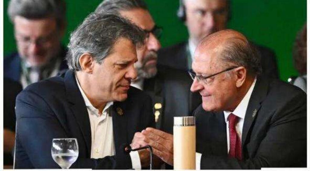 Em tempos de **eleições**, é comum observarmos **políticos** que reciclam discursos antigos, apresentando-os em novas embalagens. Segundo a publicação do Jornal da Cidade Online, vivemos uma era em que as palavras perderam seu peso original e muitas vezes não sustentam mais o próprio sentido. Isso se torna especialmente preocupante quando candidatos utilizam retóricas bem elaboradas, mas que podem conter um alto teor de mentiras. O eleitor, portanto, deve estar atento e ser crítico ao analisar as promessas e declarações feitas durante as campanhas eleitorais. De acordo com o site, a prática de reutilizar discursos não é nova, mas tem se intensificado com o avanço das tecnologias de comunicação. As redes sociais, por exemplo, permitem que mensagens sejam disseminadas rapidamente, alcançando um grande número de pessoas em pouco tempo. Isso facilita a propagação de informações que podem ser enganosas ou distorcidas. Os políticos, cientes desse poder, muitas vezes optam por estratégias que priorizam a forma em detrimento do conteúdo, utilizando palavras bonitas e promessas vazias para conquistar eleitores desavisados. Assim, a vigilância e o ceticismo tornam-se ferramentas essenciais para o cidadão que deseja fazer uma escolha consciente. Além disso, o contexto atual exige que os eleitores desenvolvam um olhar crítico sobre as informações que recebem. Segundo a publicação, é fundamental questionar a veracidade dos discursos e buscar fontes confiáveis para verificar os fatos apresentados. A análise cuidadosa das propostas e o histórico dos candidatos são passos importantes para evitar cair em armadilhas retóricas. Em um cenário onde as palavras podem ser manipuladas para servir a interesses específicos, a conscientização e a educação política são aliadas poderosas na luta contra a desinformação e as promessas enganosas.