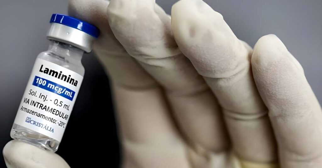 A **fosfoetanolamina**, popularmente conhecida como a “**pílula do câncer**”, trouxe à tona importantes lições sobre os riscos de apressar processos científicos. Segundo a publicação da Superinteressante, essa substância ganhou notoriedade no Brasil por sua suposta capacidade de curar o câncer, gerando uma onda de esperança e controvérsia. No entanto, a falta de evidências científicas robustas e a ausência de testes clínicos adequados levantaram preocupações sobre a segurança e eficácia do composto. O caso da fosfoetanolamina destacou a importância do método científico rigoroso e da validação por meio de estudos controlados antes de qualquer substância ser considerada um tratamento viável. A euforia inicial em torno da fosfoetanolamina foi impulsionada por relatos anedóticos e pela pressão pública, levando até mesmo a decisões políticas para liberar o uso da substância antes da conclusão de estudos científicos adequados. Segundo o site da Superinteressante, essa situação evidenciou como a pressão social e a esperança podem influenciar decisões que deveriam ser baseadas em evidências científicas. A liberação precoce de tratamentos sem a devida comprovação pode resultar em riscos significativos para a saúde pública, além de desviar recursos de pesquisas mais promissoras e bem fundamentadas. O caso da fosfoetanolamina serve como um alerta sobre os perigos de apressar a ciência, especialmente em áreas tão críticas quanto a oncologia. A publicação enfatiza que o método científico é essencial para garantir que novos tratamentos sejam seguros e eficazes. A experiência com a “pílula do câncer” reforça a necessidade de paciência e rigor na pesquisa científica, lembrando que avanços genuínos na medicina dependem de processos meticulosos de investigação e validação. Em última análise, a ciência deve ser conduzida com cautela e responsabilidade para evitar falsas esperanças e garantir que os benefícios superem os riscos.