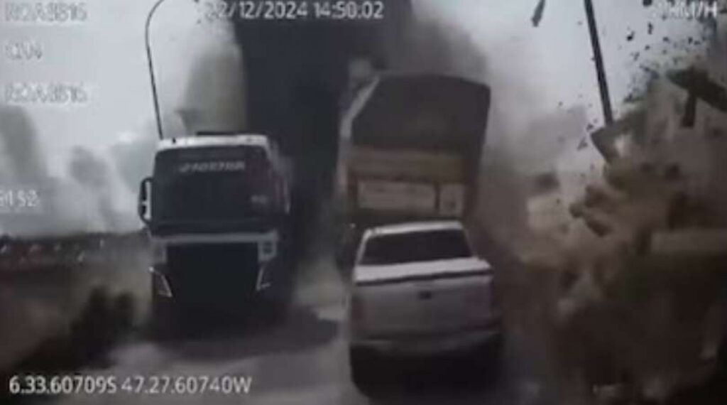 **Ponte desaba, arremessa carros, motos e caminhões e cenas são chocantes**. Imagens recentes divulgadas nas redes sociais capturaram novos ângulos do momento exato em que a **ponte JK** desabou, conectando os municípios de **Aguiarnópolis (TO)** e **Estreito (MA)**. Segundo a publicação, os registros mostram o colapso estrutural da ponte, que resultou em veículos sendo arremessados, criando cenas verdadeiramente impactantes. O evento gerou grande repercussão, destacando a fragilidade de algumas infraestruturas e a necessidade urgente de inspeções e manutenções regulares para evitar tragédias semelhantes. O desabamento da ponte JK, conforme relatado, ocorreu de forma abrupta, pegando motoristas e passageiros de surpresa. Segundo o site, a estrutura da ponte não suportou o peso e a pressão, levando ao seu colapso. As imagens que circulam nas redes sociais mostram o momento em que carros, motos e caminhões foram lançados ao ar, evidenciando a força do impacto. Este incidente trouxe à tona preocupações sobre a segurança das pontes no Brasil, especialmente aquelas que são cruciais para a conexão entre municípios e estados. A tragédia ressalta a importância de se investir em infraestrutura de qualidade e na fiscalização contínua para garantir a segurança dos usuários. Além do impacto imediato sobre as vítimas e suas famílias, o desabamento da ponte JK tem implicações mais amplas para a região. Segundo a publicação, a interrupção da ponte afetou significativamente o tráfego e o transporte de mercadorias entre **Tocantins** e **Maranhão**, prejudicando a economia local. A necessidade de rotas alternativas aumentou o tempo de viagem e os custos de transporte, afetando diretamente os negócios e a vida cotidiana dos moradores. Este evento serve como um alerta para as autoridades sobre a importância de priorizar a manutenção e a modernização das infraestruturas existentes, garantindo que tragédias como essa não se repitam no futuro.