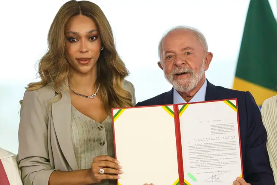 O **Brasil** enfrenta um desafio significativo em termos de **produtividade**, especialmente quando comparado a outras economias emergentes e nações desenvolvidas. Segundo a publicação, o país está entre os que apresentam menor produtividade, o que levanta preocupações sobre como impulsionar o crescimento econômico. Este cenário é particularmente preocupante no contexto da **tecnologia** e da **inteligência artificial (IA)**, áreas em que o Brasil está consideravelmente atrás dos grandes mercados emergentes e dos blocos industrializados. A falta de avanços nesses setores críticos pode comprometer o desenvolvimento econômico a longo prazo, uma vez que estudos indicam que, nas próximas duas décadas, a produtividade será um fator determinante para o crescimento das nações. A discussão sobre a baixa produtividade no Brasil está intimamente ligada ao impacto do **populismo** nas políticas econômicas. Segundo o site, políticas populistas frequentemente priorizam ganhos imediatos em detrimento de investimentos de longo prazo em infraestrutura e inovação, que são essenciais para aumentar a produtividade. Essa abordagem pode resultar em um ciclo vicioso de baixo crescimento econômico, onde a falta de investimentos em tecnologia e educação limita a capacidade do país de competir globalmente. Além disso, a ausência de políticas públicas eficazes para fomentar a pesquisa e o desenvolvimento em **inteligência artificial** e outras tecnologias emergentes coloca o Brasil em uma posição desvantajosa no cenário internacional. Para reverter essa tendência, é crucial que o Brasil adote uma abordagem mais estratégica e de longo prazo. Isso inclui a implementação de políticas que incentivem o investimento em **educação**, **pesquisa** e **desenvolvimento tecnológico**. Segundo a publicação, é necessário criar um ambiente que favoreça a inovação e a adoção de novas tecnologias, o que pode ser alcançado por meio de parcerias entre o setor público e privado. Além disso, é fundamental que o país se alinhe às melhores práticas internacionais em termos de políticas econômicas e tecnológicas, para garantir que não fique para trás na corrida global por produtividade e crescimento econômico sustentável.