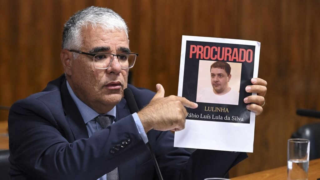 Por que a CPMI do INSS recomendou a prisão preventiva de Lulinha? A CPMI do INSS recomendou a prisão preventiva de Lulinha por suspeita de integrar uma organização criminosa que fraudava aposentadorias e pensões do INSS, além de ter fugido para a Espanha para evitar a Justiça brasileira. Quais são as acusações contra Lulinha? Lulinha é acusado de participar de um esquema que realizava descontos indevidos em benefícios do INSS e de receber vantagens como viagens de luxo e repasses de dinheiro por meio de lobistas e empresas de terceiros. O que significa 'evasão do distrito da culpa'? 'Evasão do distrito da culpa' é um termo jurídico usado quando alguém foge para não ser punido. Lulinha teria deixado o Brasil para a Espanha na época da Operação Sem Desconto, em abril de 2025. Qual é o objetivo da prisão preventiva de Lulinha? A prisão preventiva visa garantir que a lei seja aplicada e permitir que o nome de Lulinha seja incluído em listas de busca internacional da Interpol. Como funcionava o esquema de fraudes no INSS? O esquema operava por meio de um 'tripé' composto por diretores do INSS, agentes do governo e parlamentares, que davam aparência legal a acordos para permitir descontos sem autorização nos benefícios. Qual era o papel dos servidores no esquema? Servidores faziam desbloqueios em massa de benefícios, enquanto o núcleo político garantia que o esquema continuasse funcionando e bloqueava investigações internas no Congresso Nacional. O que diz a defesa de Lulinha sobre as acusações? A defesa de Lulinha nega qualquer envolvimento nas fraudes e afirma que o pedido de indiciamento tem caráter eleitoral. Alegam que não há provas ligando Lulinha aos fatos investigados. Por que a defesa critica o vazamento de sigilo bancário? Os advogados de Lulinha criticam o vazamento de sigilo bancário, alegando que ele é alvo de uma perseguição política injustificada. Qual é o próximo passo após o relatório da CPMI? O relatório precisa ser votado pelos membros da comissão. Se aprovado, as recomendações serão enviadas ao Ministério Público Federal e ao Poder Judiciário. Quem tem o poder de decretar a prisão de Lulinha? Apenas um juiz tem o poder real de decretar a prisão. A comissão parlamentar apenas reúne as provas e faz a sugestão oficial às autoridades competentes. Qual é a importância da Operação Sem Desconto? A Operação Sem Desconto foi deflagrada pela Polícia Federal para investigar fraudes no INSS, e sua deflagração coincidiu com a saída de Lulinha do Brasil. Como a CPMI do INSS chegou às conclusões sobre Lulinha? As conclusões foram baseadas em investigações da Polícia Federal e da CPMI, que apontaram o envolvimento de Lulinha no esquema de fraudes. O que a CPMI espera com a inclusão de Lulinha na lista da Interpol? A inclusão na lista da Interpol visa facilitar a captura de Lulinha para que ele responda às acusações na Justiça brasileira. Qual é a reação pública às acusações contra Lulinha? A reação pública varia, com alguns apoiando a investigação e outros criticando o que consideram ser uma perseguição política. Como o caso de Lulinha pode impactar o cenário político? O caso pode ter implicações políticas significativas, especialmente se for percebido como uma manobra eleitoral ou se envolver figuras políticas influentes.