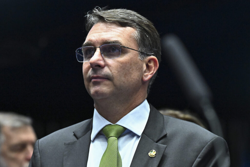 A recente pesquisa da **Quaest** revelou um fenômeno curioso no cenário político brasileiro: um número crescente de eleitores que se identificam como **esquerda não lulista** está considerando votar em **Flávio Bolsonaro** nas próximas eleições presidenciais. Segundo a publicação da **Gazeta do Povo**, essa tendência se deve, em parte, à queda na popularidade de **Lula** entre esses eleitores. A pesquisa destaca que, enquanto o apoio a Lula diminui, Flávio Bolsonaro tem conseguido atrair a atenção desse segmento específico do eleitorado, que busca alternativas fora do espectro tradicionalmente associado ao Partido dos Trabalhadores. A análise da **Gazeta do Povo** sugere que essa mudança de preferência pode estar relacionada a uma insatisfação crescente com a liderança de Lula e o desejo por novas vozes na política nacional. Os eleitores de esquerda que não se alinham com o lulismo parecem estar em busca de candidatos que possam representar suas preocupações de maneira mais eficaz, sem necessariamente se prender às figuras tradicionais da política de esquerda. Flávio Bolsonaro, apesar de sua ligação com a direita, tem adotado uma postura que, de alguma forma, ressoa com esses eleitores, talvez por apresentar propostas que atendem a algumas de suas demandas específicas. Além disso, a pesquisa da **Quaest** aponta que a estratégia de Flávio Bolsonaro em se distanciar de algumas das políticas mais controversas de seu pai, o ex-presidente Jair Bolsonaro, pode estar contribuindo para essa mudança de percepção. Ao focar em temas que também são caros à esquerda, como a justiça social e a redução das desigualdades, Flávio tem conseguido atrair um público que, até então, não consideraria apoiar um candidato associado à direita. Essa dinâmica revela um cenário político em transformação, onde as alianças tradicionais estão sendo reavaliadas e novos alinhamentos estão surgindo, desafiando as expectativas e abrindo caminho para uma eleição presidencial imprevisível em 2026.