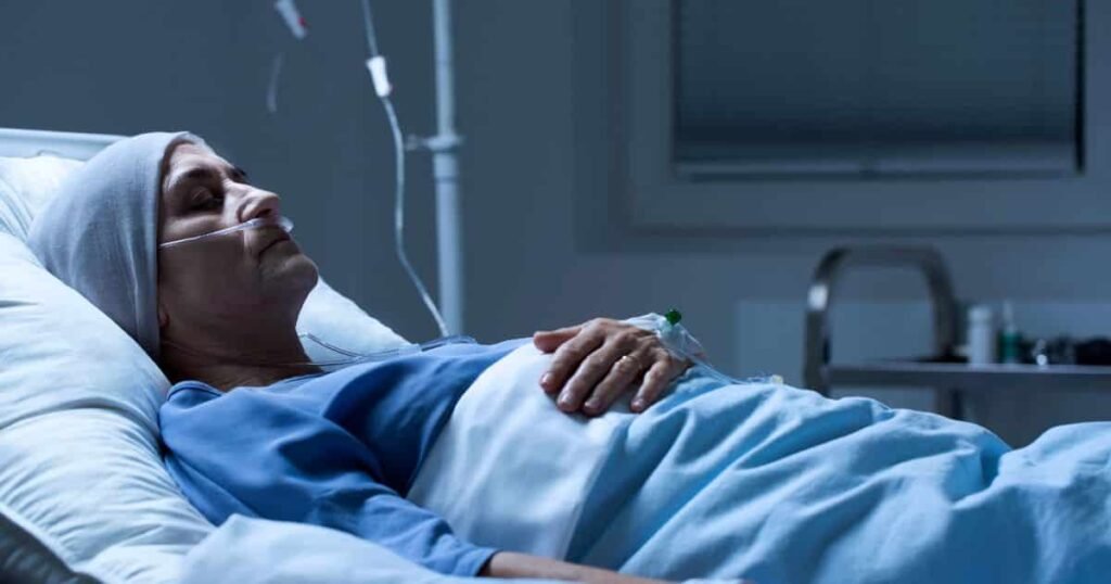 Por que algumas pessoas parecem sofrer mais antes da morte? A morte é um mistério que gera muitas dúvidas. Algumas pessoas partem de forma tranquila, enquanto outras enfrentam sofrimento físico e emocional. Essa diferença leva muitos a buscar respostas na espiritualidade e crenças sobre alma e transição. O que a espiritualidade diz sobre o processo de morrer? Para muitos, morrer não envolve apenas o corpo, mas também a consciência. É visto como uma passagem, encerramento de ciclos e preparação da alma para outro plano. Essa visão não é científica, mas oferece consolo diante da perda. Como a espiritualidade explica o sofrimento nos momentos finais? Algumas linhas espiritualistas acreditam que o sofrimento pode estar ligado a processos da alma, como desprendimento e purificação. O corpo enfraquece, mas a alma passa por uma transição importante. O que é o encerramento energético na visão espiritualista? Para algumas correntes, o sofrimento antes da morte é um encerramento energético. A alma libera cargas acumuladas, encerrando aprendizados antes de seguir para outra dimensão espiritual. Essa ideia está ligada ao conceito de carma. Como o medo da morte influencia a passagem? O medo pode tornar a passagem mais difícil. Apego ao corpo, rotina e família pode dificultar o desligamento. Morrer é visto como um processo de aceitação, e resistência pode tornar a transição mais pesada emocionalmente. Por que algumas pessoas parecem "resistir" antes de morrer? Relatos mostram que pessoas próximas da morte "resistem" até rever alguém querido ou sentir paz. Na espiritualidade, isso é visto como um vínculo profundo entre alma, afeto e despedida, esperando o momento certo para partir. O que significam visões de parentes falecidos ou luzes antes da morte? Perto da morte, algumas pessoas relatam ver parentes falecidos ou luzes. Para espiritualistas, isso pode ser um sinal de que a transição já começou, trazendo conforto aos familiares como uma mensagem de amparo. Todo sofrimento antes da morte é carma ou punição? Nem todo sofrimento é visto como carma ou punição. Muitas vezes, a dor é parte do processo natural de adoecimento, especialmente em doenças graves. A espiritualidade deve acolher com compaixão, não julgamento. Como a espiritualidade pode ajudar no luto? Buscar sentido na espiritualidade pode aliviar a angústia do luto. A ideia de continuidade e reencontro ajuda a lidar com a perda de forma mais humana. Cada pessoa vive a despedida de um jeito, e todas as formas de sentir merecem respeito.