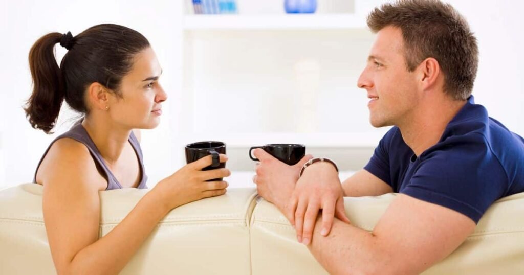 Por que alguns casais nunca se casam, mesmo após anos juntos? 🤔 A psicologia sugere que não é apenas uma escolha consciente. Muitos entram em uma "zona de estabilidade", onde tudo funciona bem, mas não evolui. O que impede esses casais de formalizarem a união? O medo de mudança é um fator. Casar implica novas responsabilidades emocionais e sociais, ativando inseguranças. Como o medo do fracasso influencia essa decisão? Em uma sociedade que valoriza o casamento, quem já viu relacionamentos falharem pode temer o risco de casar. E a evitação de compromisso definitivo? Alguns mantêm uma "porta aberta" inconsciente, não por intenção de terminar, mas por dificuldade em fechar outras possibilidades. Diferenças de expectativas podem ser um problema? Sim, quando um quer casar e o outro não, a ausência de decisão pode virar parte da dinâmica do casal. O contexto atual afeta essa escolha? Hoje, o casamento não é mais uma obrigação social. Muitos casais não veem necessidade de oficializar a relação. Quando essa escolha é saudável? Se ambos estão alinhados e felizes, não há problema. Mas se o assunto é evitado ou causa desconforto, pode indicar questões mais profundas. Qual é a pergunta crucial para esses casais? Estão realmente de acordo com a decisão de não casar ou apenas evitando uma conversa importante? Entender isso pode mudar a visão sobre relacionamentos longos.