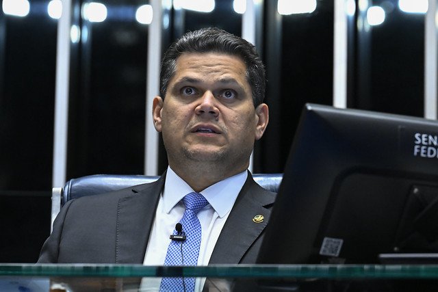 O presidente do Congresso, **Davi Alcolumbre**, está empenhado em encontrar soluções jurídicas para impedir a continuidade da **CPMI do INSS**. Esta resistência ocorre após uma decisão liminar do ministro **André Mendonça**, do Supremo Tribunal Federal (STF), que determinou a prorrogação dos trabalhos da comissão. A decisão final sobre a manutenção ou derrubada dessa liminar será tomada pelo plenário da Corte nesta quinta-feira (26). Por que Davi Alcolumbre está resistindo à prorrogação da CPMI do INSS? Segundo a publicação da Gazeta do Povo, Alcolumbre argumenta que a prorrogação de uma comissão é uma questão 'interna corporis', ou seja, uma decisão que cabe exclusivamente aos parlamentares, sem interferência do Judiciário. Ele acredita que a maioria dos ministros do STF possa reverter a decisão individual de Mendonça durante o julgamento em plenário. Qual é o foco da CPMI do INSS? A comissão está investigando um esquema de **fraudes previdenciárias** e descontos indevidos no sistema do INSS. O objetivo é aprofundar as investigações sobre lobistas que atuavam no Senado, incluindo um personagem conhecido como 'Careca do INSS'. A oposição deseja quebrar sigilos bancários e telefônicos de pessoas ligadas aos suspeitos para verificar se houve facilitação política no esquema. Como a oposição está reagindo à resistência de Alcolumbre? A oposição acusa a cúpula do Legislativo de tentar obstruir as investigações. Eles recorreram ao STF, resultando na liminar concedida por Mendonça, que autoriza a continuidade dos trabalhos da CPMI caso o requerimento de prorrogação não seja lido em até 48 horas. Quais são as estratégias de Alcolumbre para paralisar a comissão, mesmo que a prorrogação seja confirmada? Segundo a Gazeta do Povo, aliados da presidência do Congresso podem adotar táticas para atrasar o andamento da comissão. Isso inclui atrasar a indicação de novos membros pelos partidos, faltar propositalmente às sessões para impedir o quórum necessário para votações, ou prolongar pedidos de vista e recursos internos, de modo que o tempo extra termine sem resultados práticos. Por que Davi Alcolumbre determinou sigilo centenário sobre os registros de entrada e visitas ao Senado? Recentemente, Alcolumbre impôs sigilo sobre esses registros após revelações de que operadores do esquema do INSS teriam circulado livremente por gabinetes parlamentares. Críticos e membros da comissão afirmam que essa medida dificulta o trabalho de investigação jornalística e a própria apuração dos senadores. Em resumo, a resistência de Davi Alcolumbre à prorrogação da CPMI do INSS está centrada em questões de autonomia parlamentar e estratégias para manter o controle sobre o andamento das investigações. A decisão do STF será crucial para determinar o futuro da comissão e das investigações sobre fraudes no sistema previdenciário.